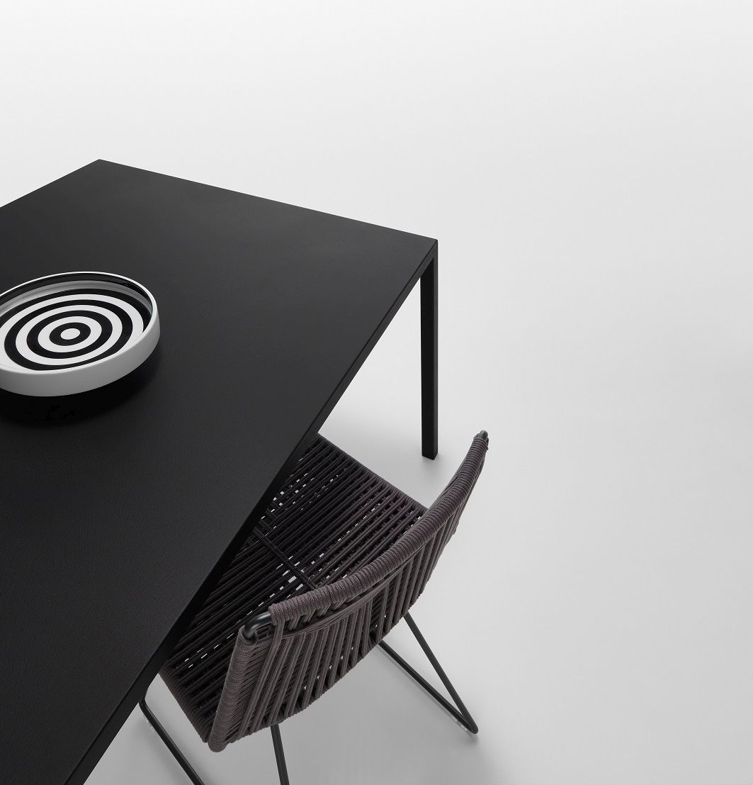 Schwarzer Tense Outdoor Table Tisch von MDF Italia mit Design Stuhl und Dekoschale, Vogelperspektive.