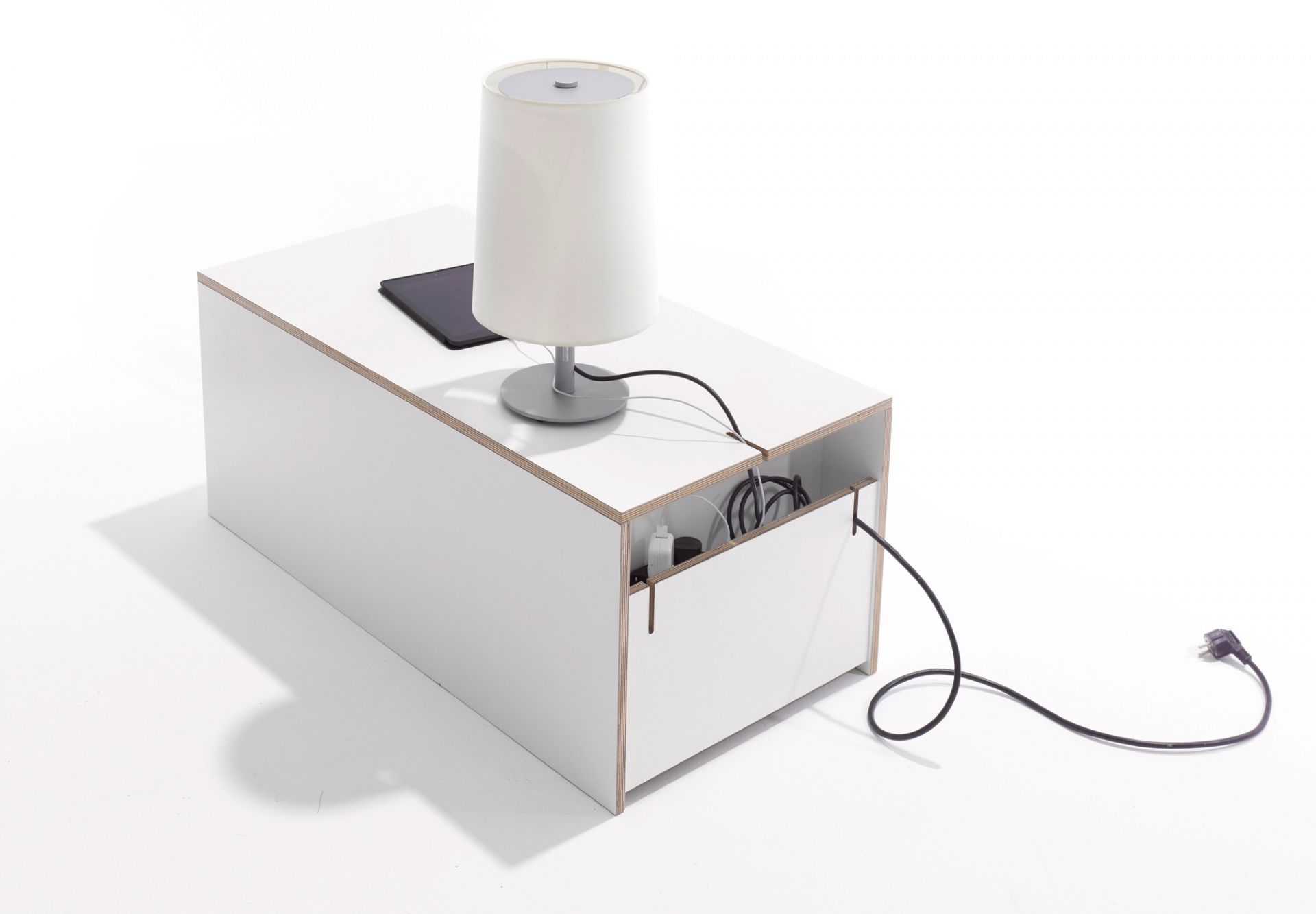 Klassik Bettkasten mit Schubkasten von Müller Möbelwerkstätten, weiß, mit Lampe und Tablet auf der Oberfläche.