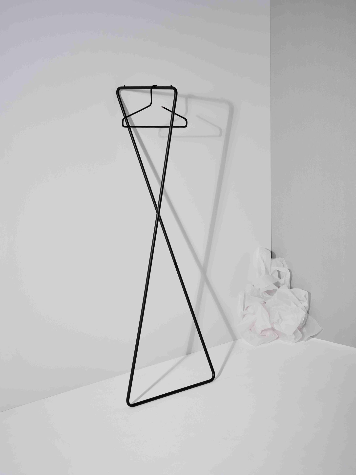 Schwarze Linnea Wandgarderobe von Schönbuch, minimalistisches Design mit Kleiderbügel, moderne Garderobenlösung für Flur und Eingangsbereich.