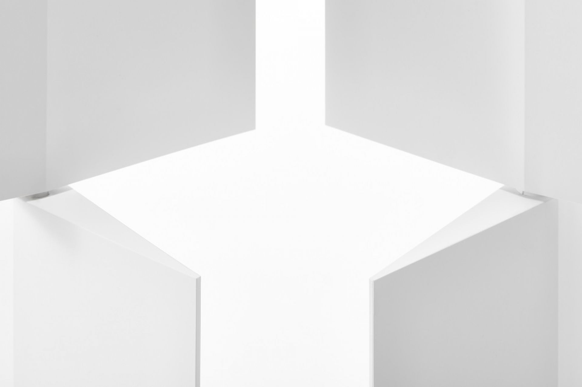 Detailaufnahme des weißen Divide It Raumteilers von MDF Italia, bestehend aus drei Modulen.