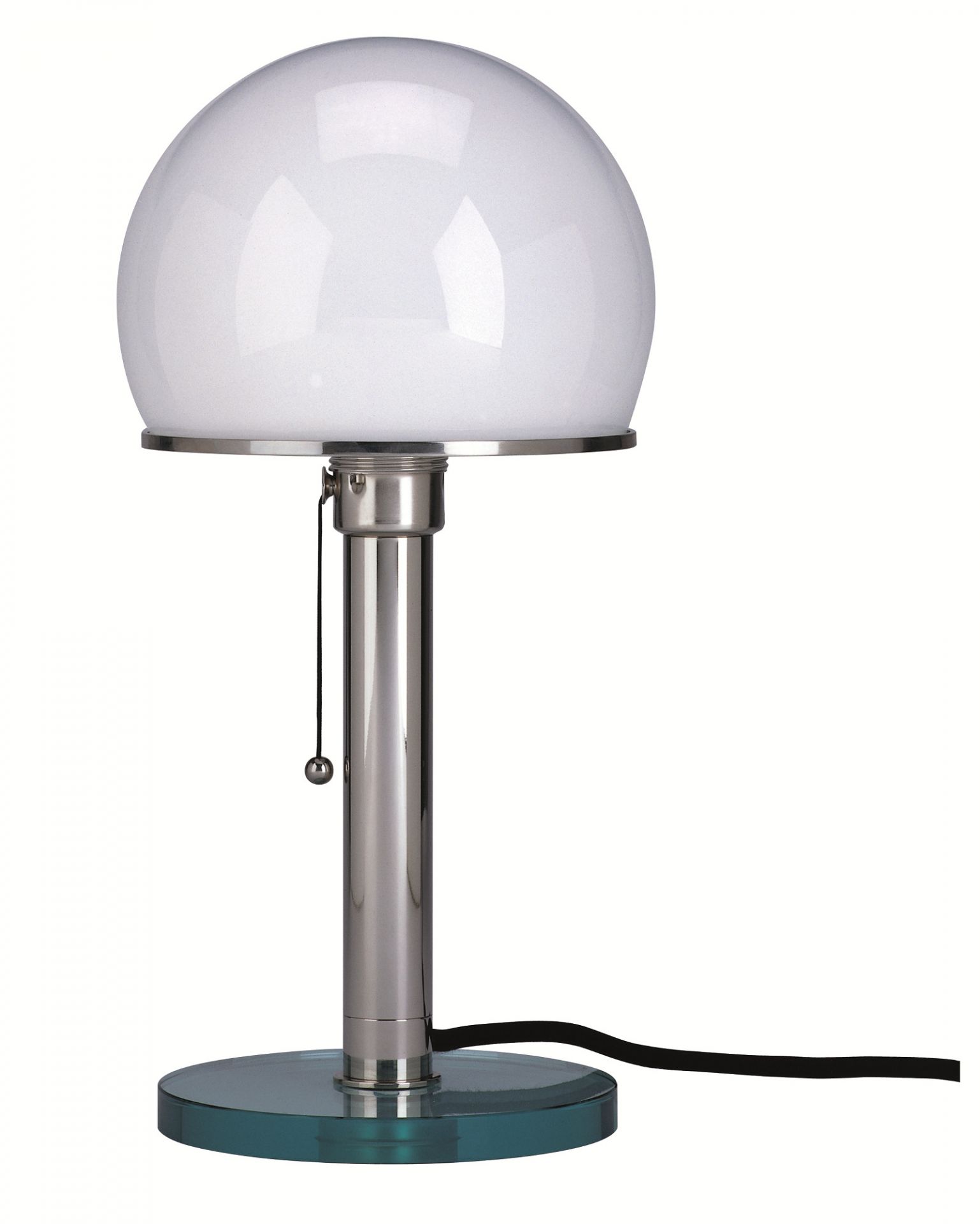 WG 25 GL Wagenfeld Tischleuchte von Tecnolumen mit rundem Opalglasschirm und verchromtem Gestell auf Glasfuß.