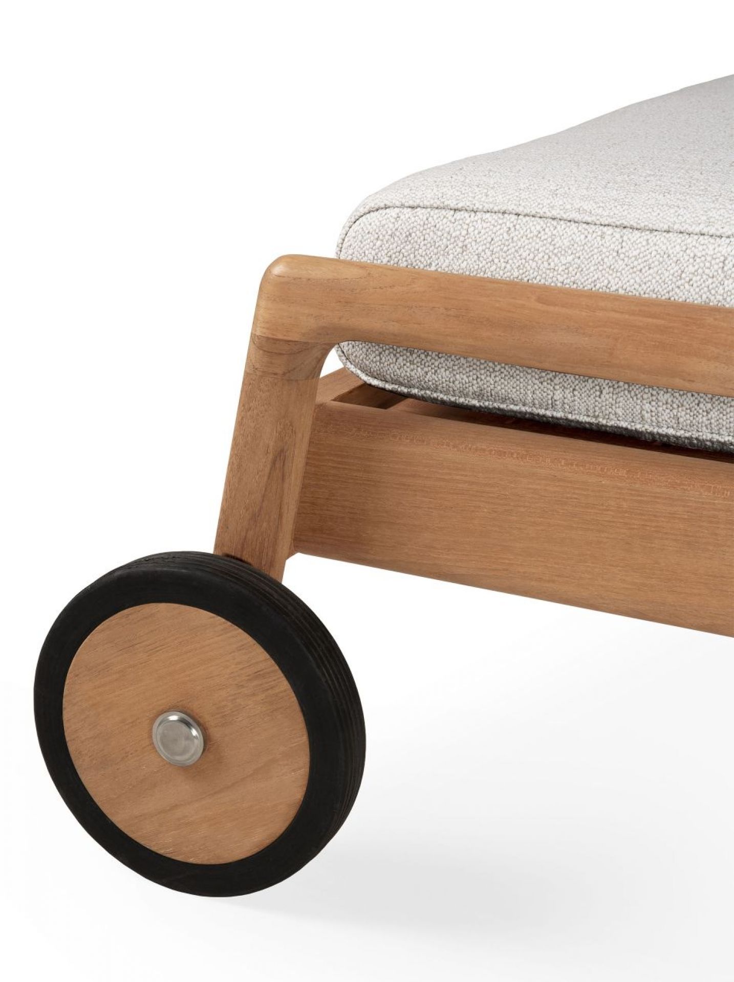 Detailaufnahme: Ethnicraft Jack Outdoor Liege mit Kissen und Holzrad. Gartenmöbel für entspannte Stunden.