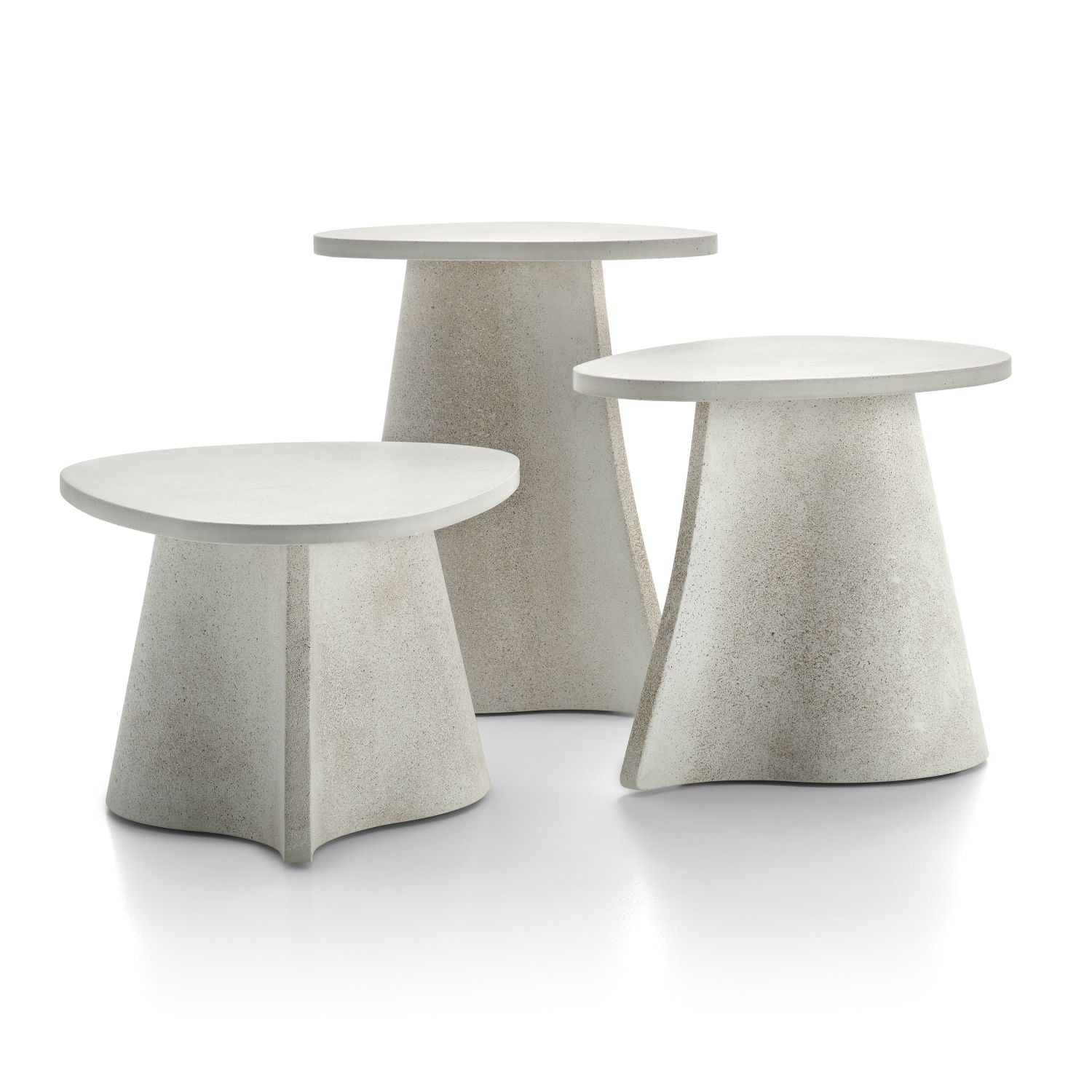 Drei graue Fossil Beistelltische von MDF Italia in verschiedenen Höhen und Formen.