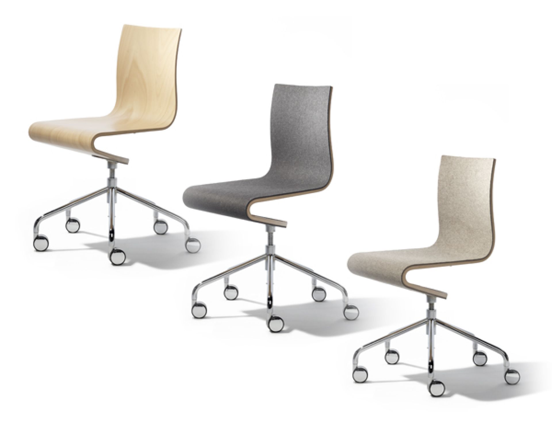 Drei Richard Lampert Seesaw Bürostühle in Holz, Grau und Beige auf Rollen.