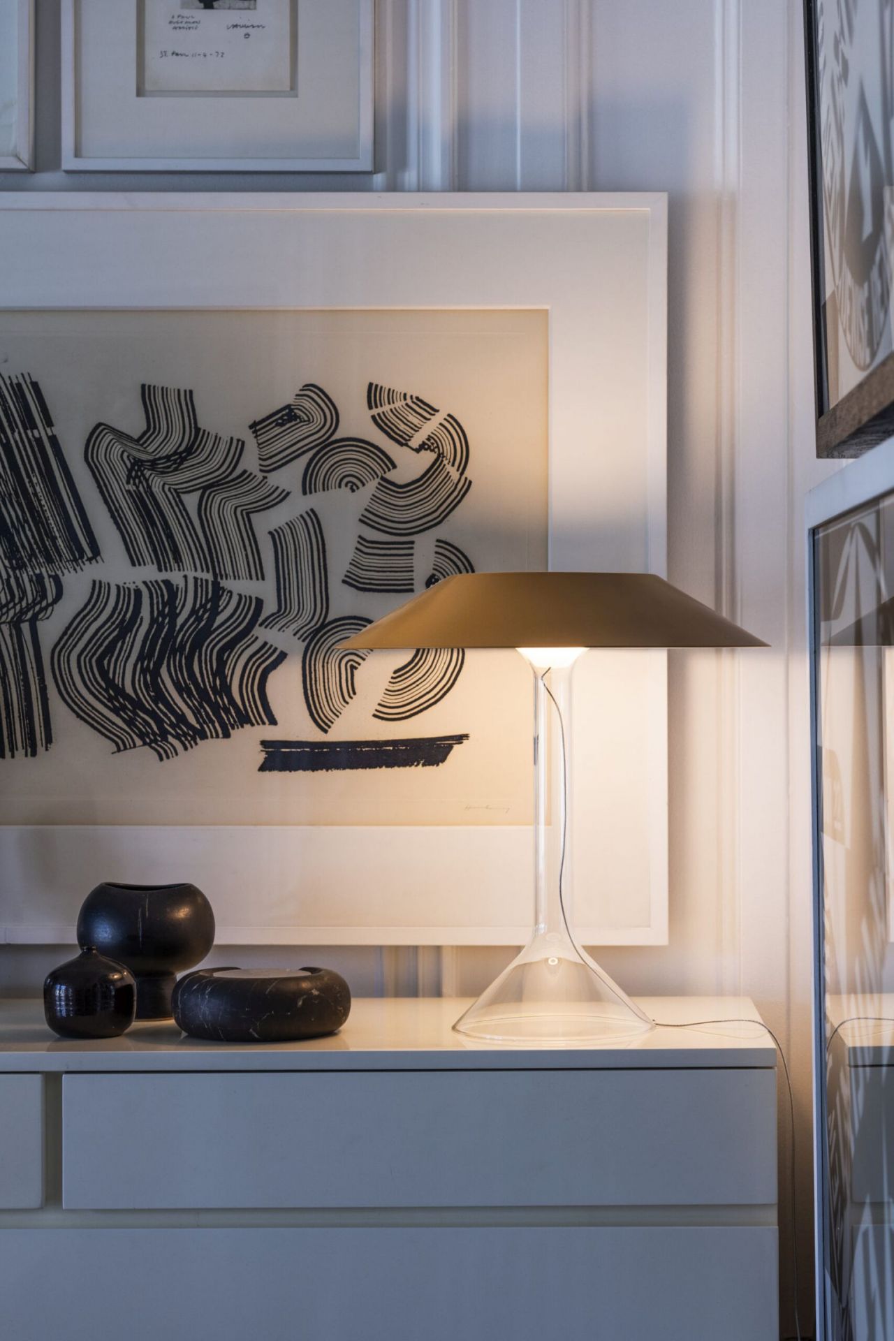 Chapeaux Tischleuchte von Foscarini, dunkelroter Lampenschirm, modernes Design, stimmungsvolle Beleuchtung auf Kommode.