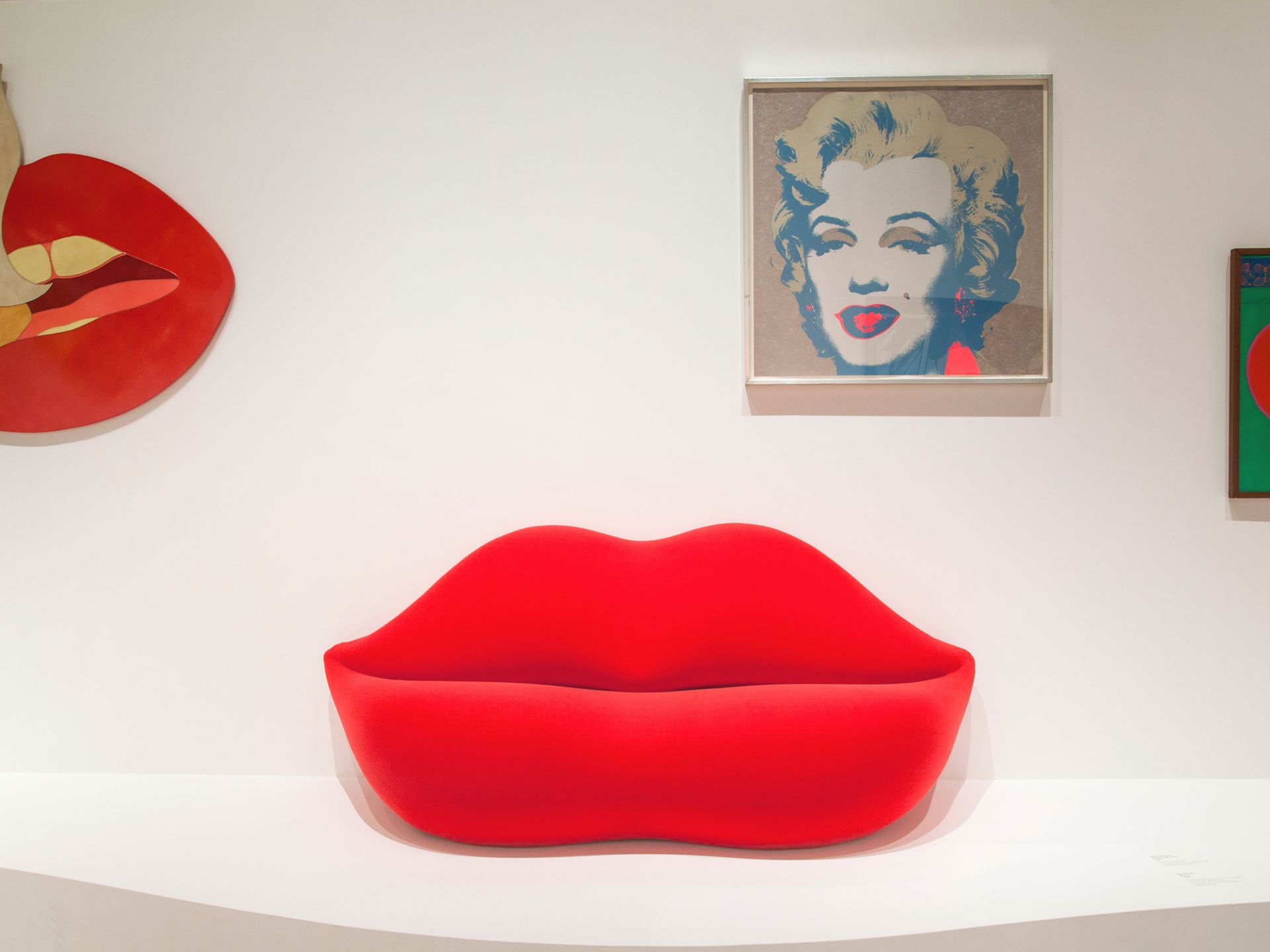 Rotes Bocca Sofa in Lippenform, ein Designklassiker von Gufram, vor weißem Hintergrund.