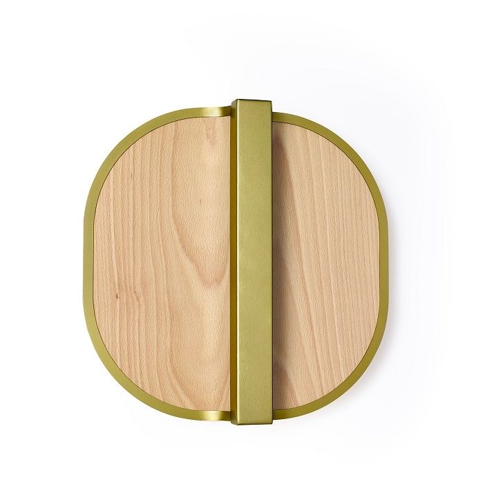 Omma Lamp Wandleuchte von LZF Lamps: Ovale Wandlampe aus Buchenholz mit goldfarbenem Rahmen und Halterung.