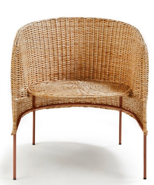 Caribe Natural Lounge Chair: Geflochtener Outdoor Sessel aus Rattan mit Metallbeinen.