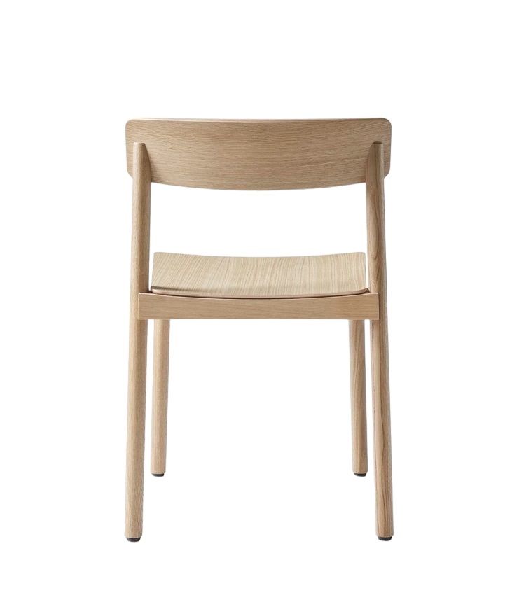 AndTradition Betty TK2 Stuhl aus hellem Holz, Ansicht von hinten, minimalistisches Design.