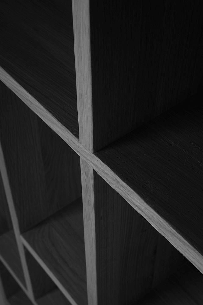 Detailaufnahme des Ethnicraft M Regals aus schwarzer Eiche, modernes Design für Wohnzimmer und Büro.