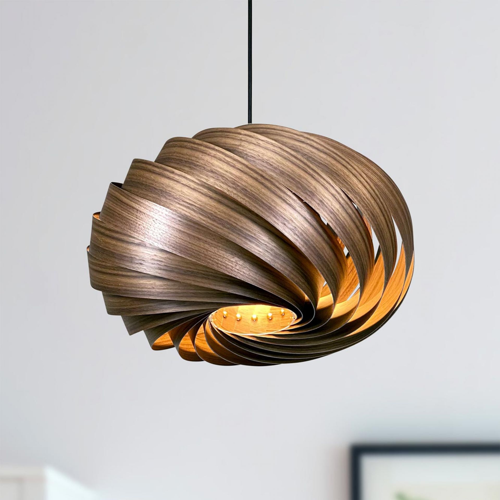 Quiescenta Hängeleuchte aus Nussbaumholz, Ø45 cm. Moderne Holzlampe für Wohnzimmer und Esszimmer.