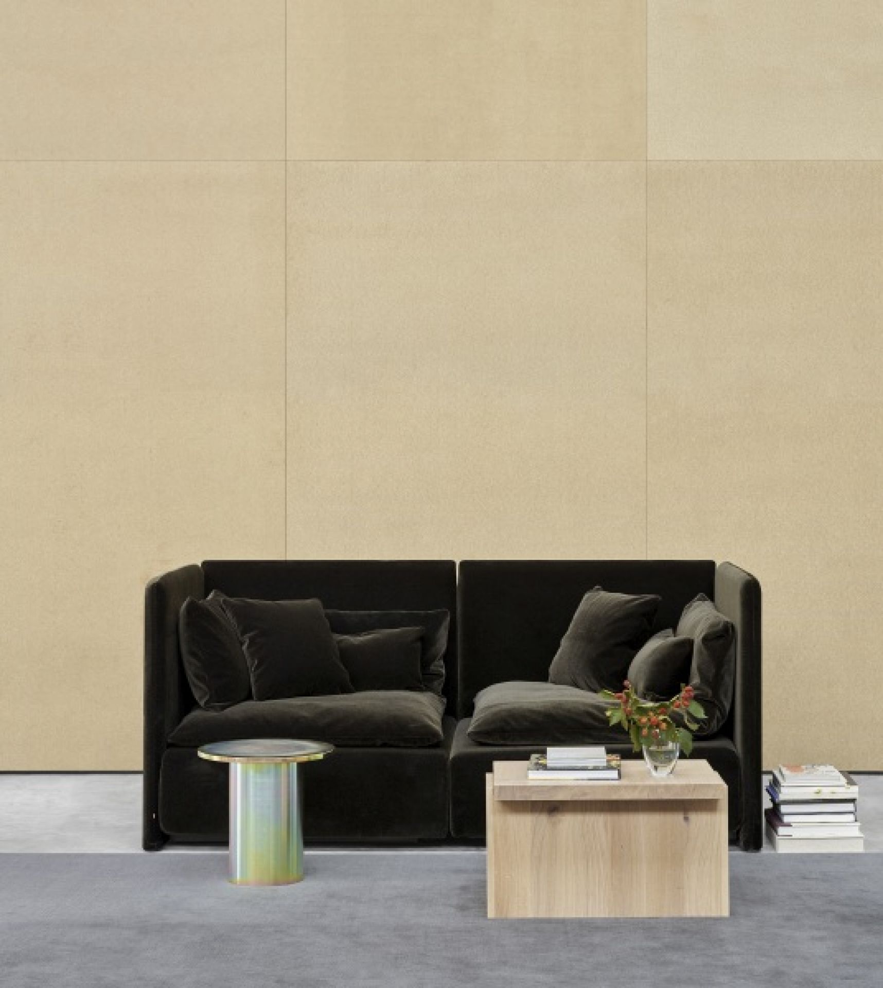 DT02 Tore Beistelltisch von e15 aus geölter Eiche neben einem Sofa im Wohnzimmer.