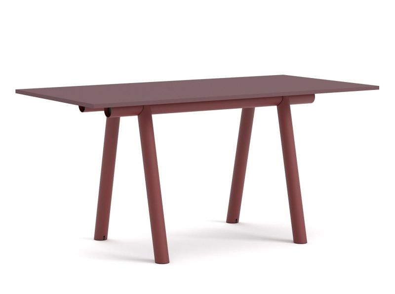 Burgunderroter Boa Table Tisch von Hay mit Linoleum-Tischplatte und minimalistischem Design.