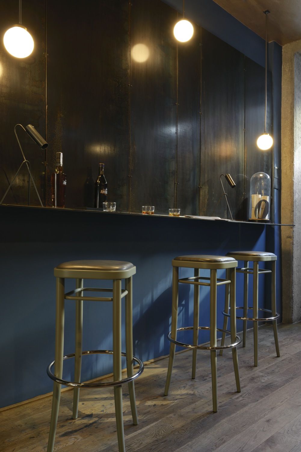 Vienna 144 Barhocker von Wiener GTV Design mit Schichtholzsitz in einer stilvollen Bar-Umgebung.