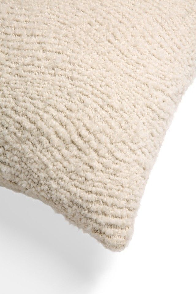 Detailaufnahme des Ethnicraft Wave Cushion Kissens 50x50 cm, elfenbeinfarben, mit gewebter Textur für Wohnzimmer und Schlafzimmer.
