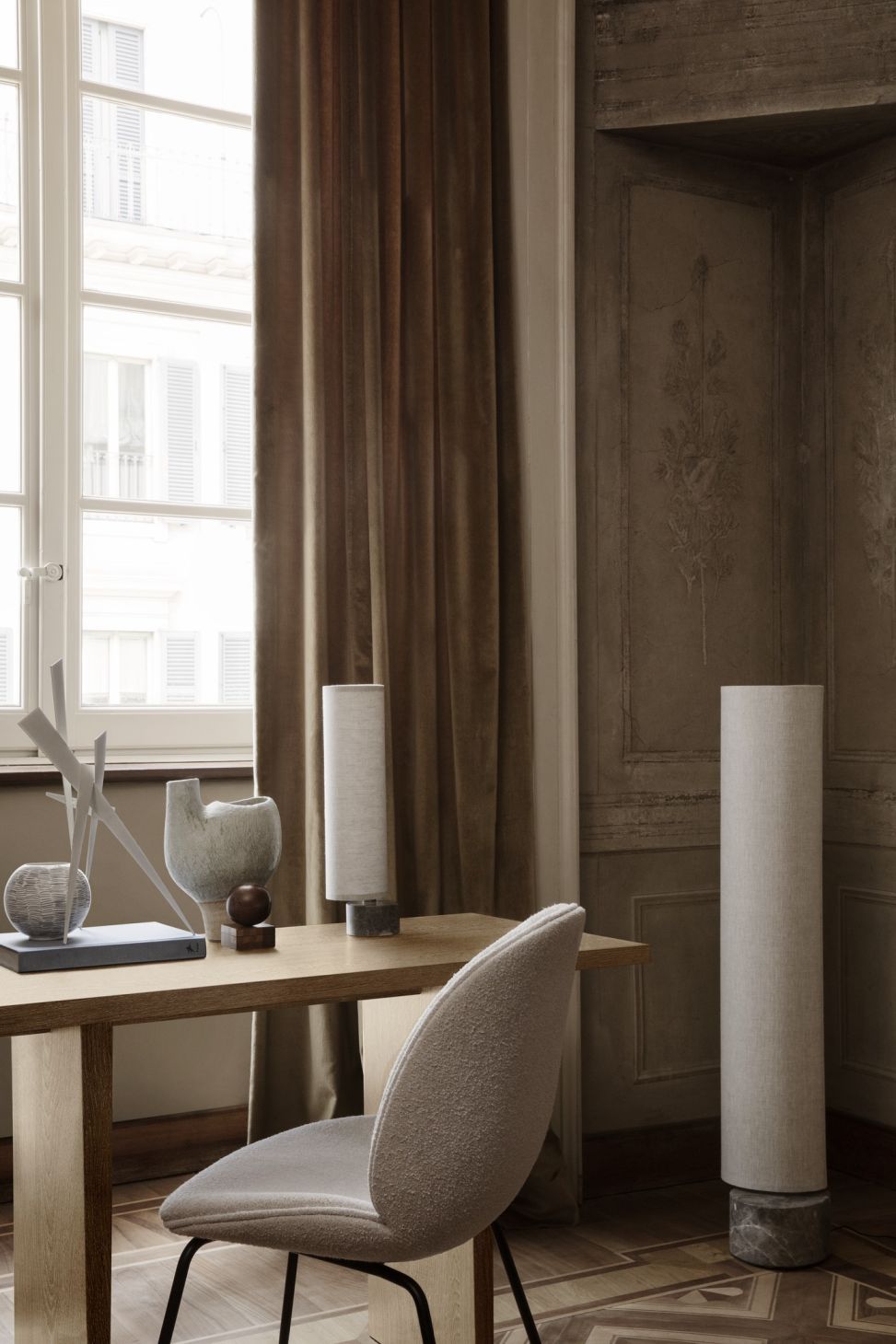 Private Desk Schreibtisch Eiche hell gebeizt von Gubi mit Stuhl und Lampen in stilvollem Interieur.