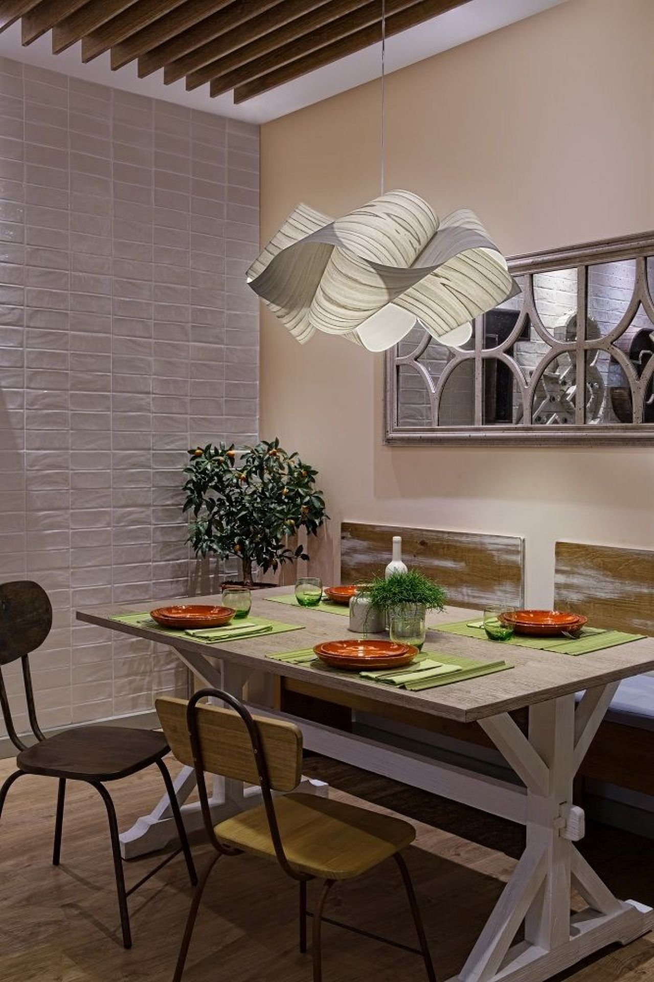 Elfenbeinweiße Swirl Pendelleuchte von LZF Lamps über Esstisch. Moderne Designerleuchte für stilvolle Innenräume.