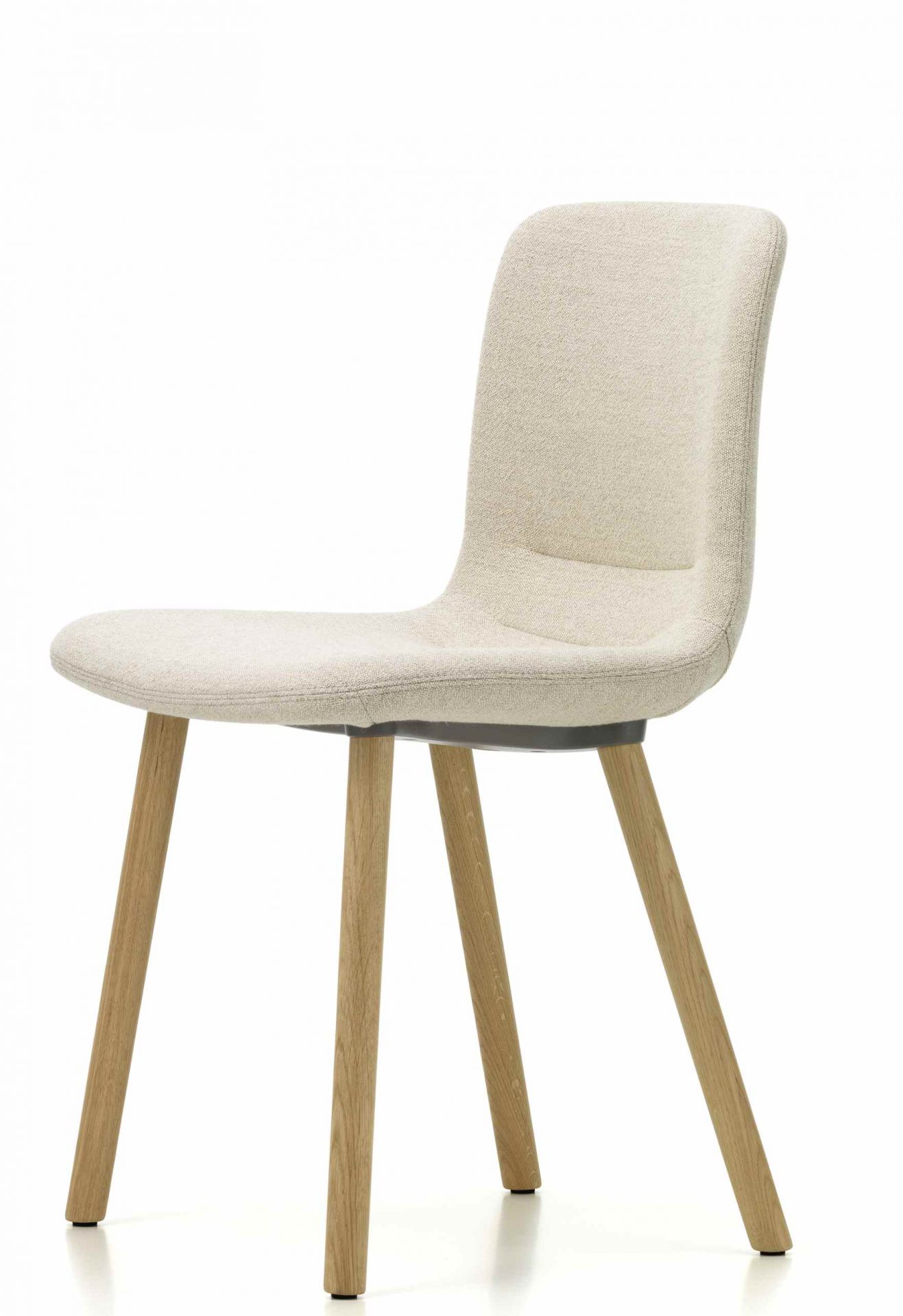 Vitra Hal Soft Wood Stuhl in Beige mit Holzbeinen auf weißem Hintergrund.