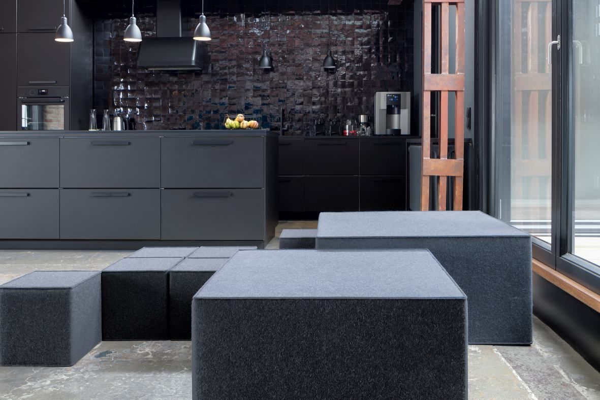 Big Quart Sitzmöbel von Hey Sign: Graue Filz-Hocker in moderner Küche als flexible Sitzgelegenheit.