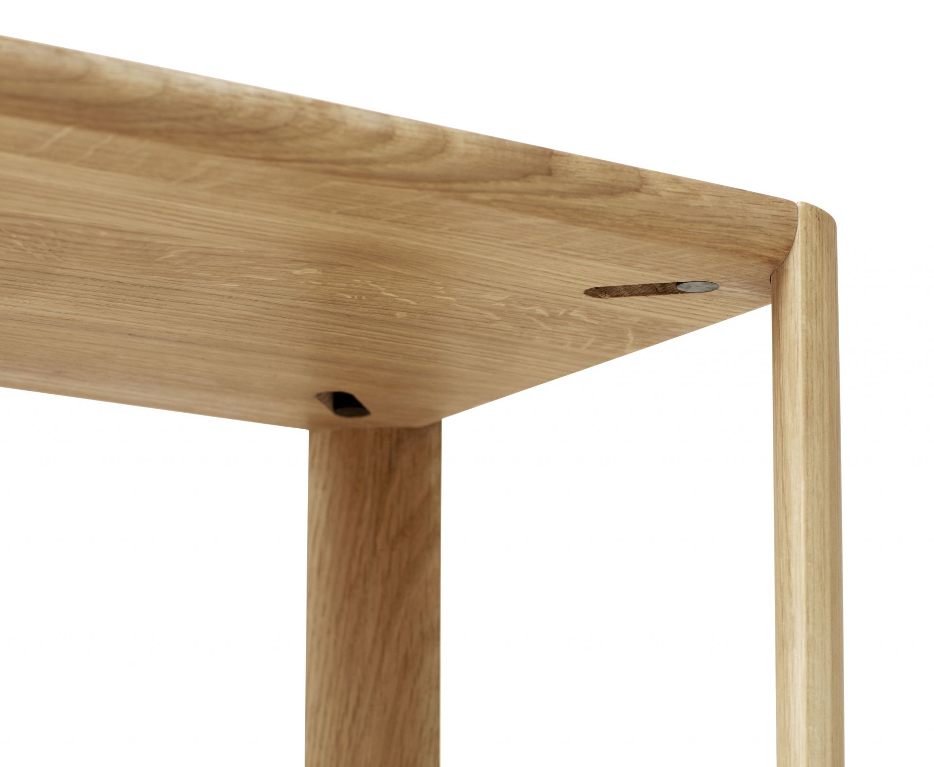 Detailaufnahme des Leaf Regals: Eiche weiß geölt, minimalistisches Design, hochwertige Verarbeitung, Möbel für Wohnzimmer.