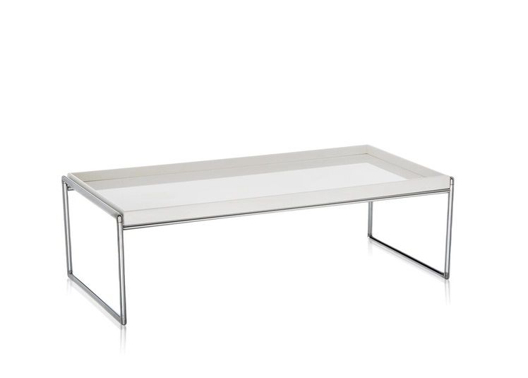 Moderner Trays Beistelltisch mit weißer Ablage und filigranem, glänzendem Metallgestell auf weißem Hintergrund.