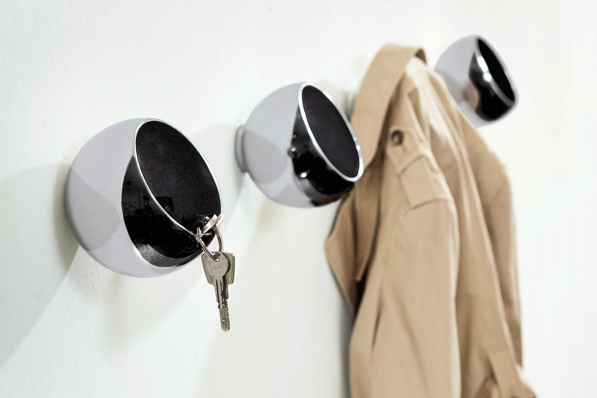 Sphere Garderobenkugel von Philippi: Wandgarderobe mit Schlüssel und Jacke, modernes Design für Flur und Eingangsbereich.