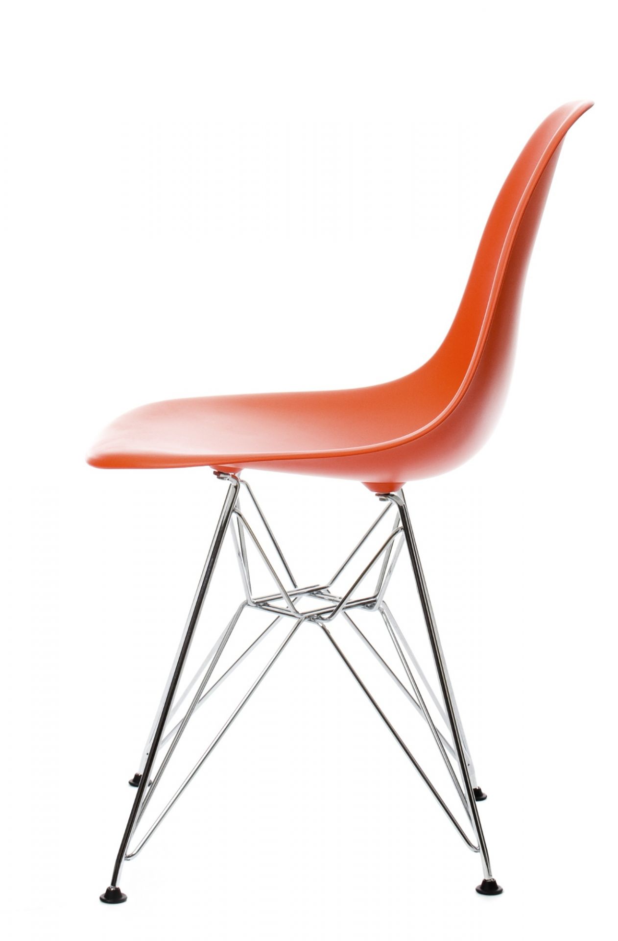Eames Side Chair DSR in Mohnrot mit Chromgestell, Ansicht von der Seite. Designklassiker.
