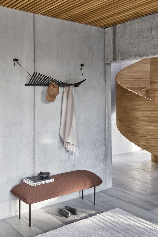 Grauer Kyoto Rug Teppich 170x240 cm von Woud im modernen Flur mit Bank und Garderobe.