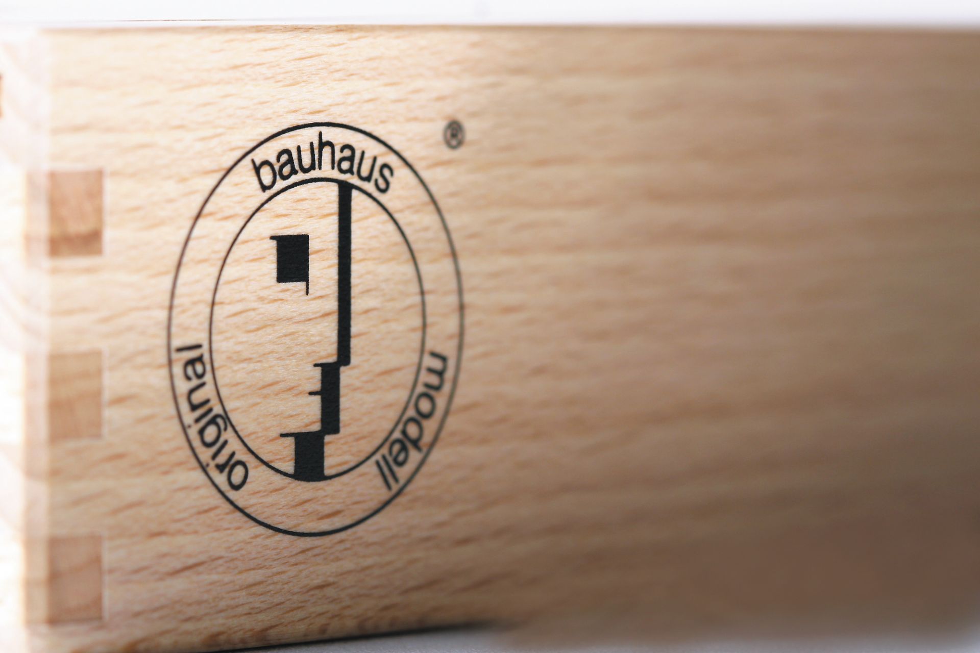 Detailaufnahme der Holzverpackung für Bauhaus Schachfiguren mit Logo "Bauhaus Original Modell".