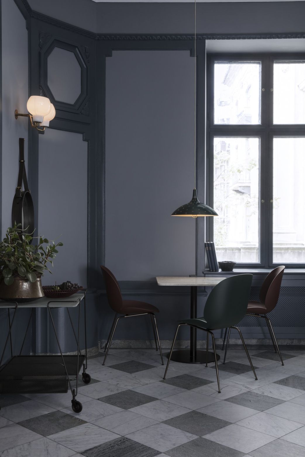 Esszimmer mit drei Beetle Stühlen, ungepolstert, mit Kunststoffgestell in Alabaster White von Gubi.