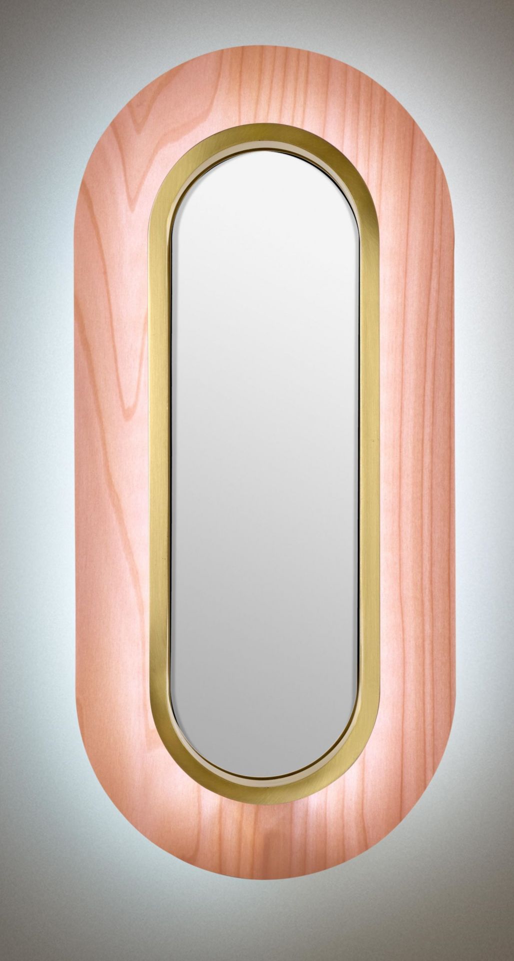 Lens LED Wandleuchte von LZF Lamps: Ovales Design mit hellrosa Holz und goldenem Metallring.