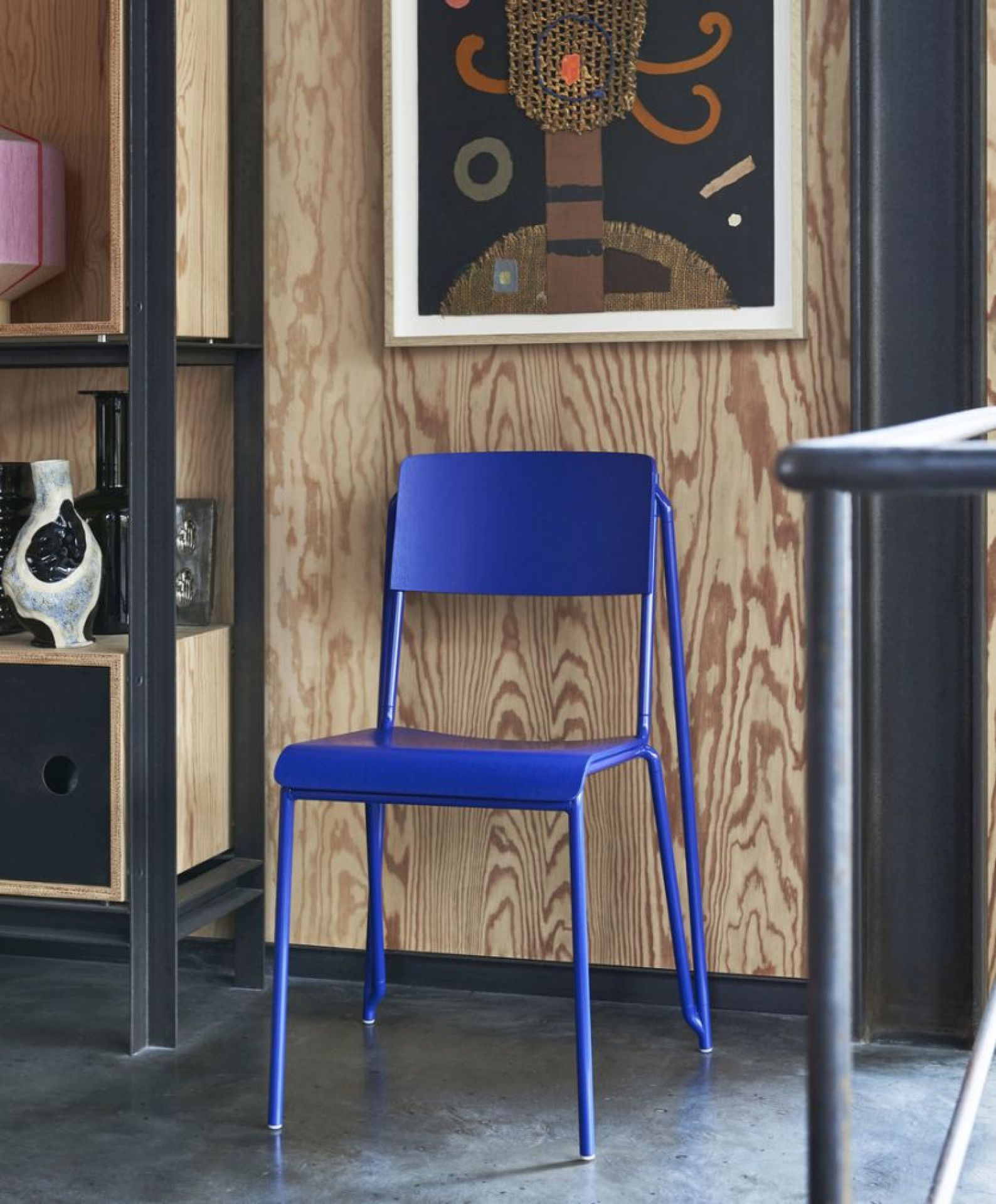 Blauer Petit Standard Stuhl von Hay, moderner Designstuhl mit Stahlgestell und Sitzfläche.