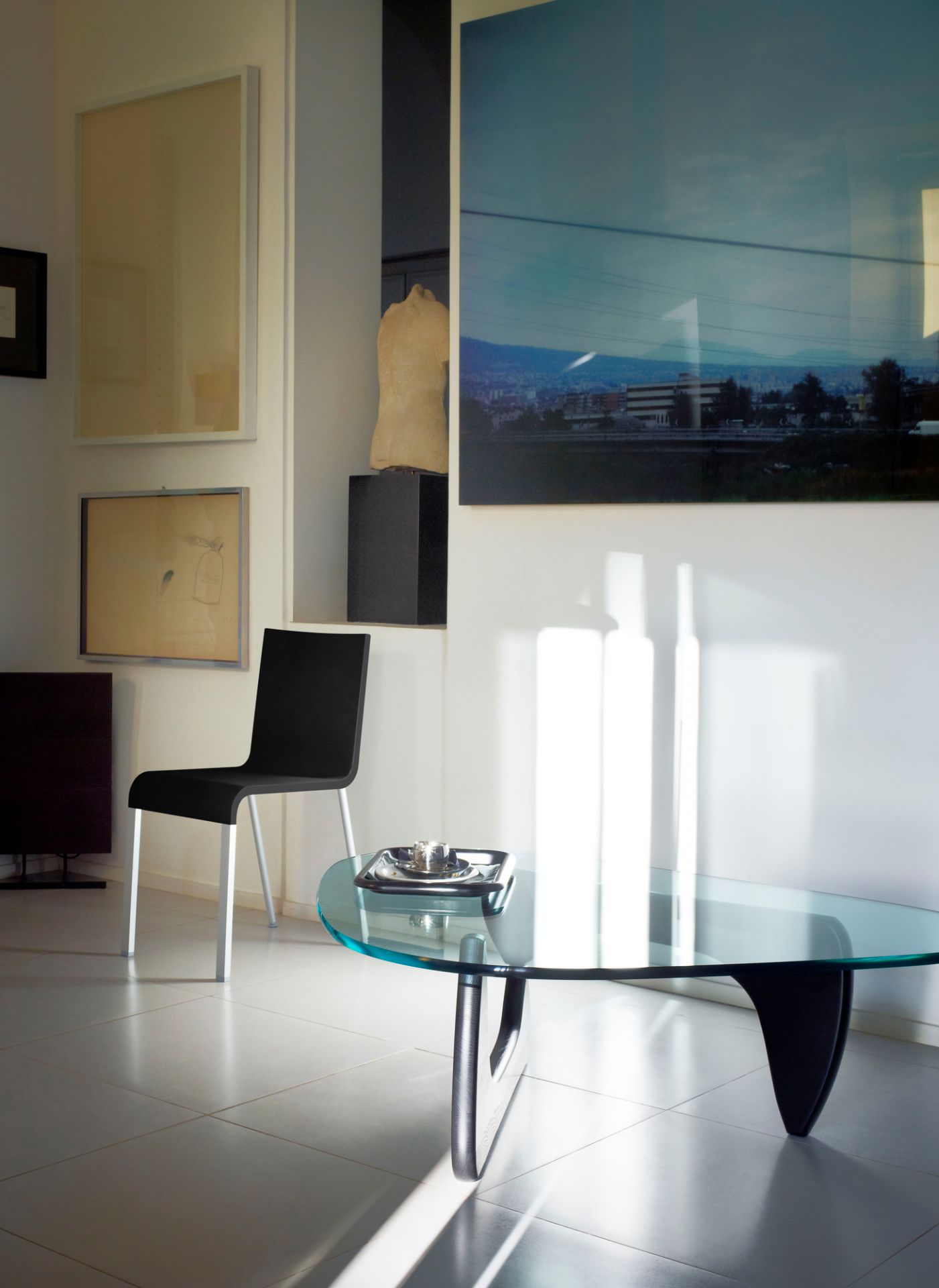 Nussbaum Couchtisch mit Glasplatte im Interieur. Design-Klassiker, ähnlich dem Noguchi Coffee Table.