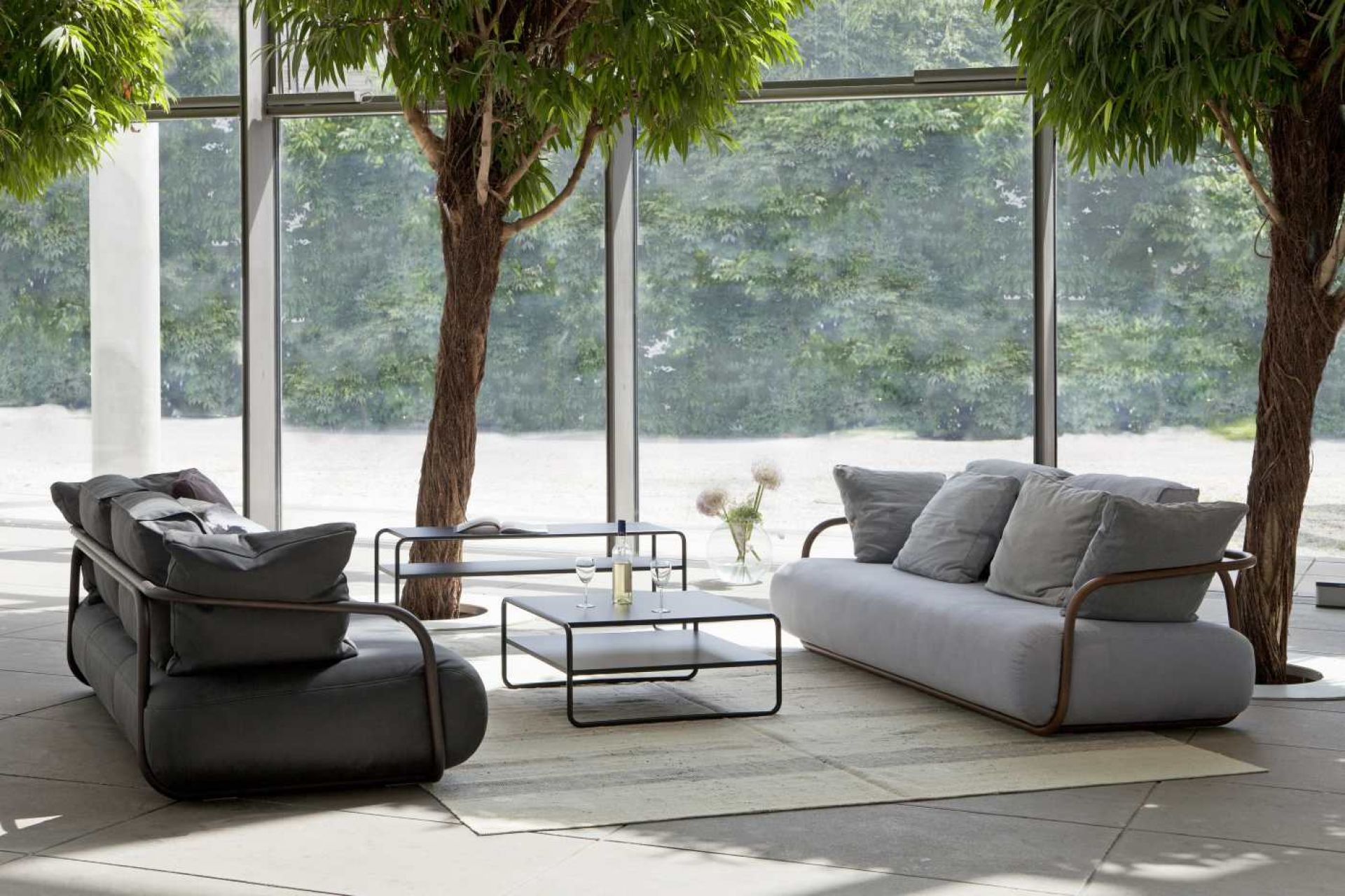 B 20 a Couchtisch von Thonet: Schwarzer, quadratischer Tisch mit Glas und Stahlrohr in modernem Wohnzimmer.