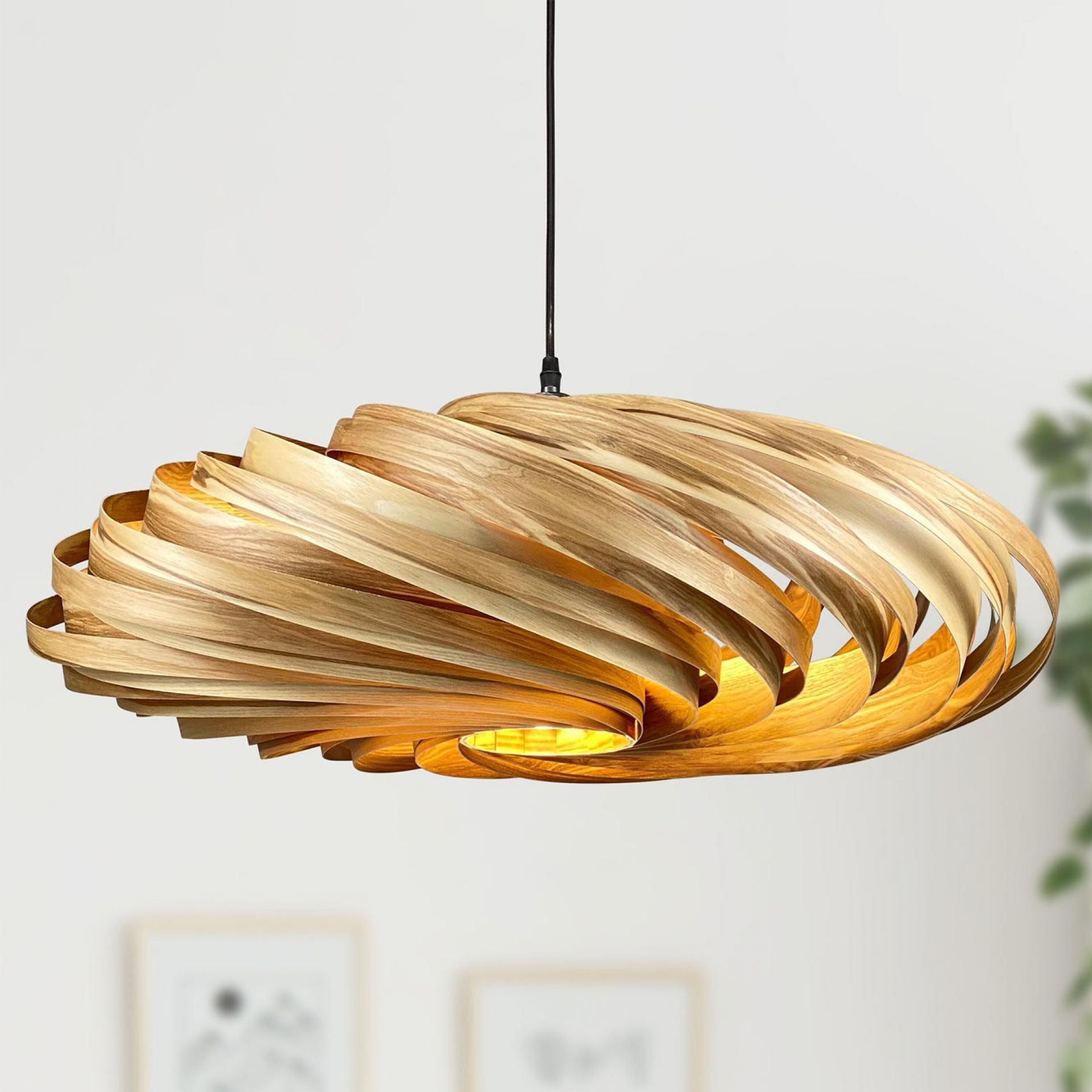 Veneria Hängeleuchte aus Olivesche, moderne Holzlampe mit spiralförmigem Design für Wohnzimmer und Essbereich.
