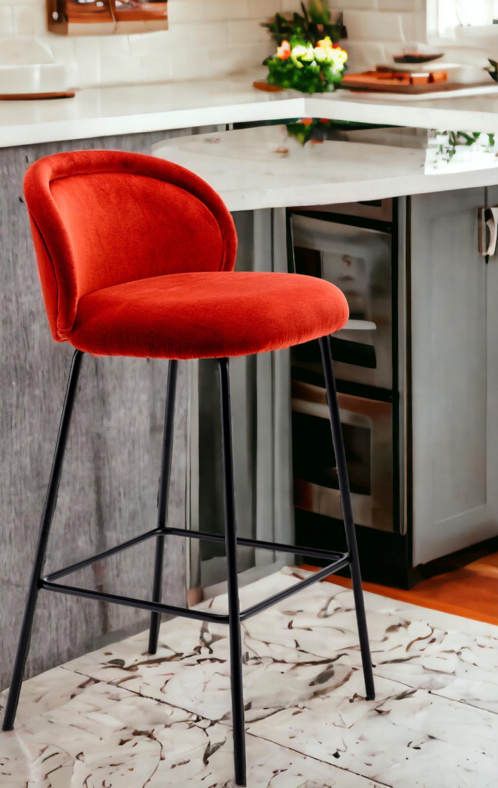 Roter Ona Barhocker von Freifrau Manufaktur mit schwarzem Gestell für die moderne Küche.