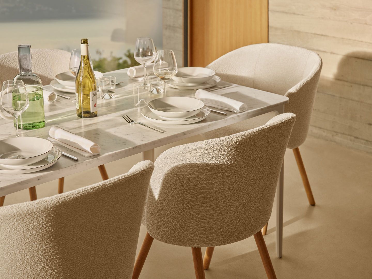 Esstisch mit Mikado Armlehnstühlen von Vitra, gepolstert in Beige, mit Holzelementen.