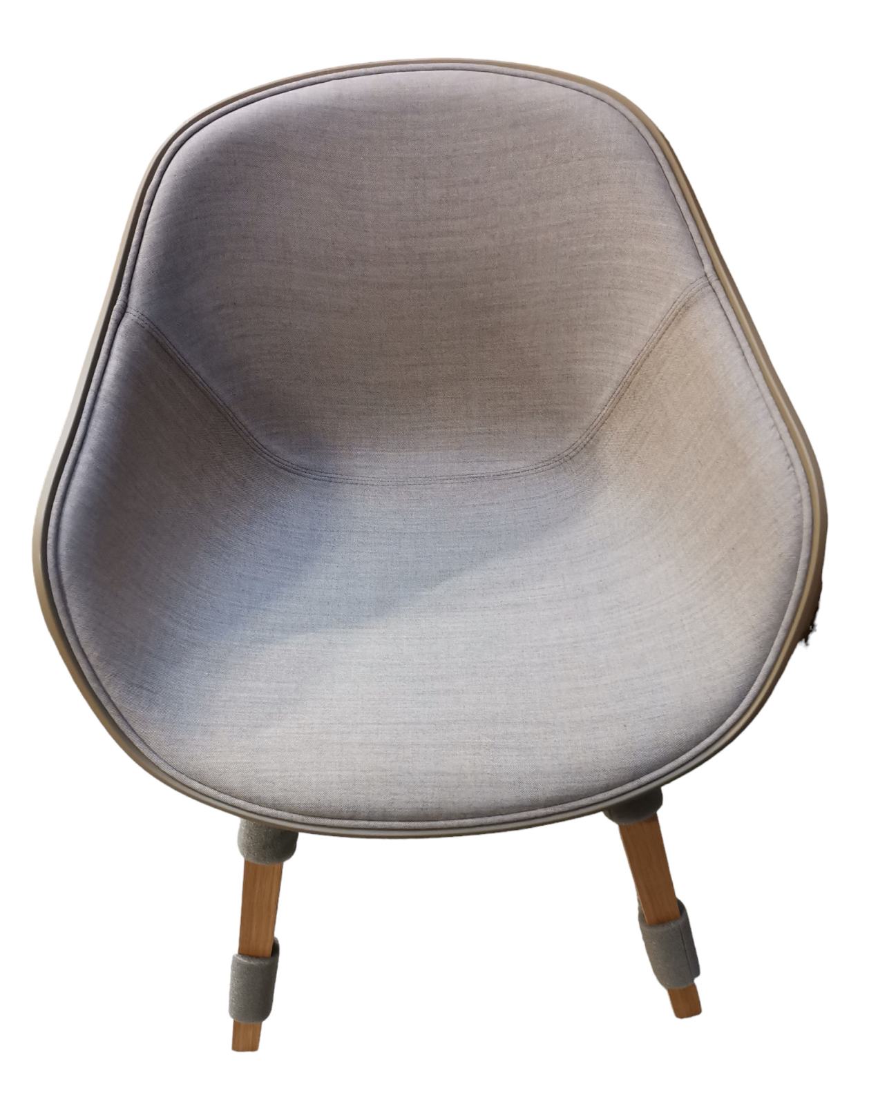 About A Chair AAC222 Stuhl mit grauem Bezug und Eichenholzbeinen, Frontansicht. Designstuhl für Wohnzimmer.