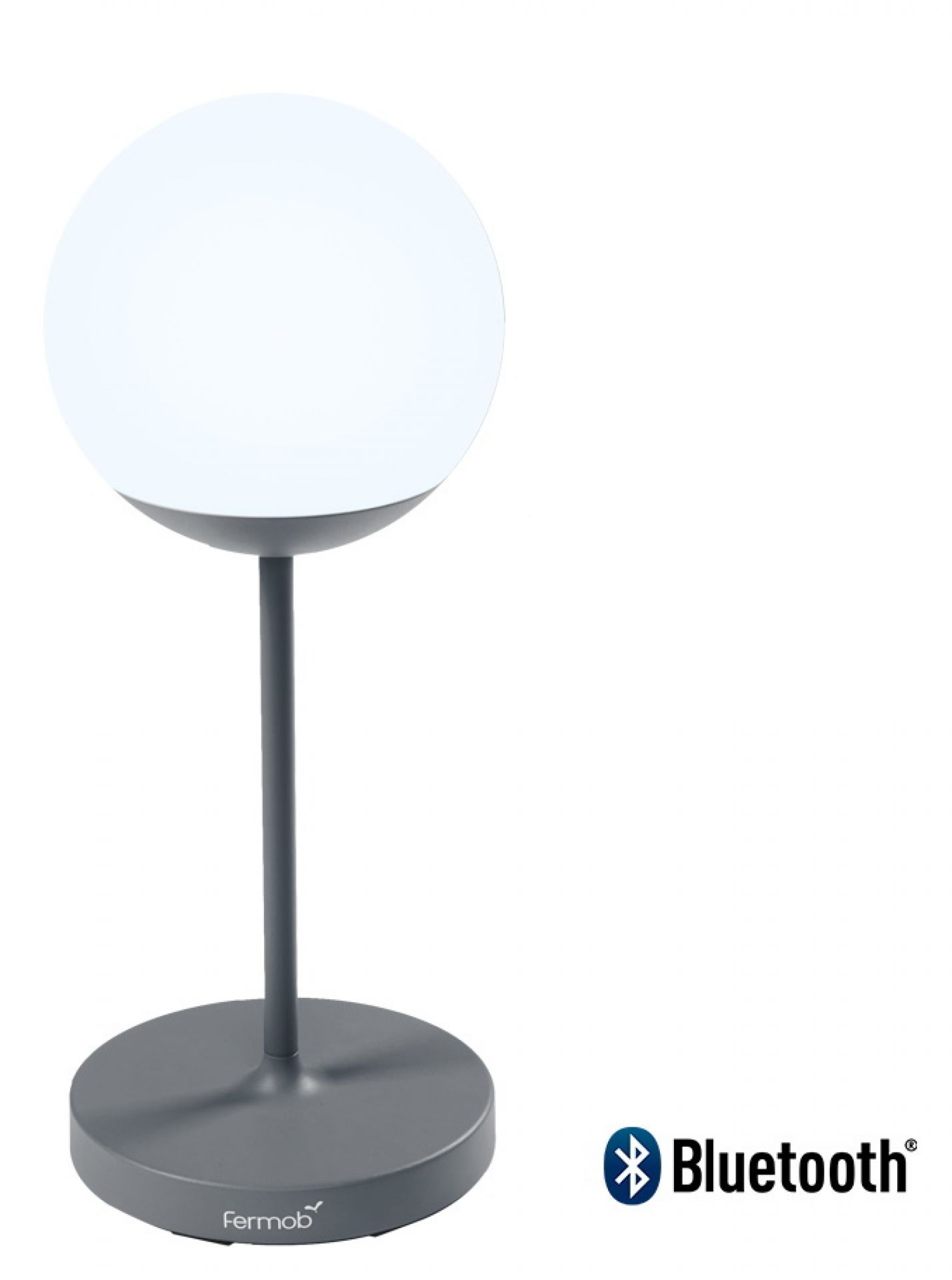 Graue Mooon Tischleuchte von Fermob mit runder, leuchtender Kugel und Bluetooth-Funktion.