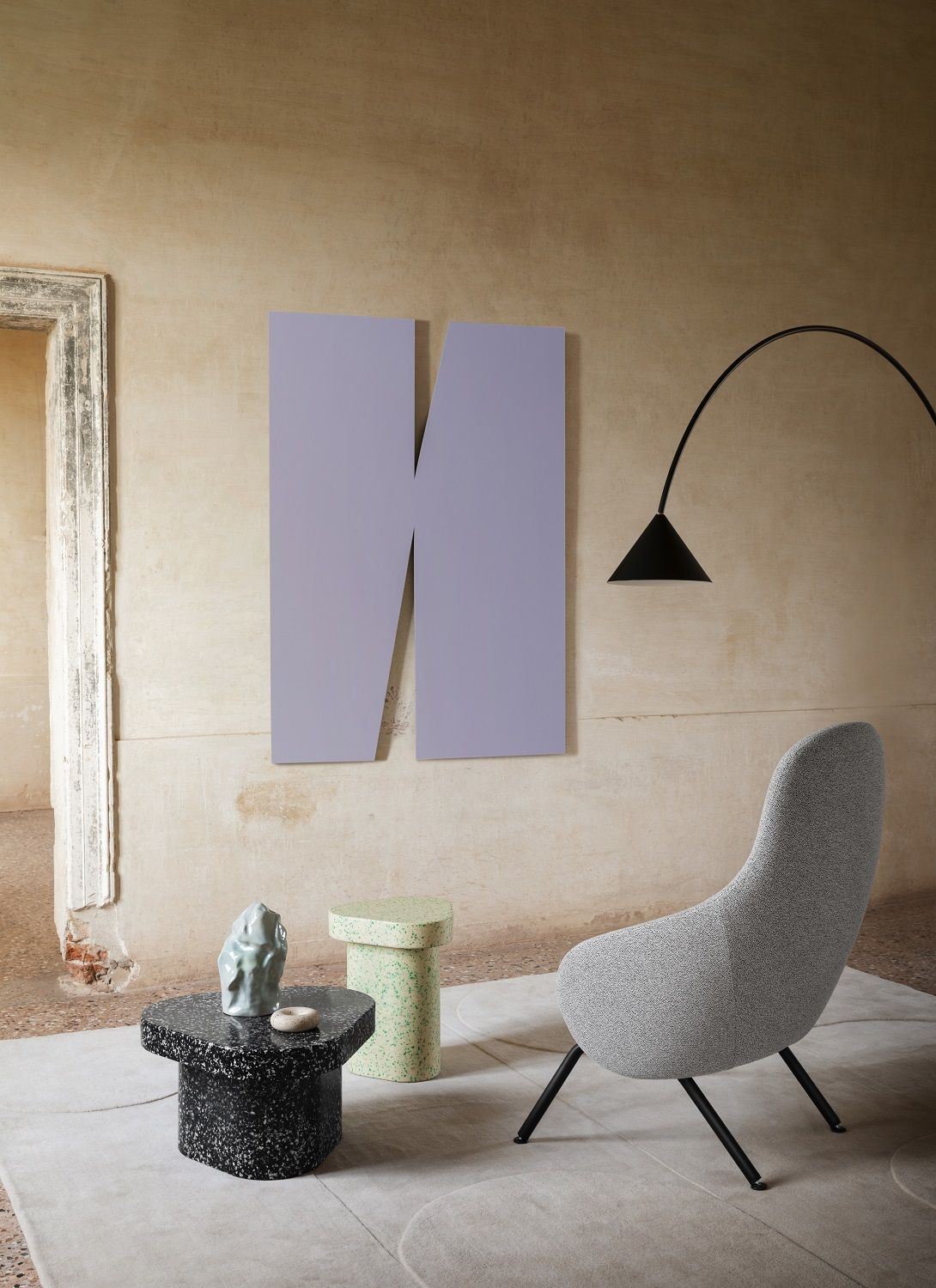 Weißer Superpop Couchtisch von Miniforms im Interieur, ideal als Indoor oder Outdoor Beistelltisch.