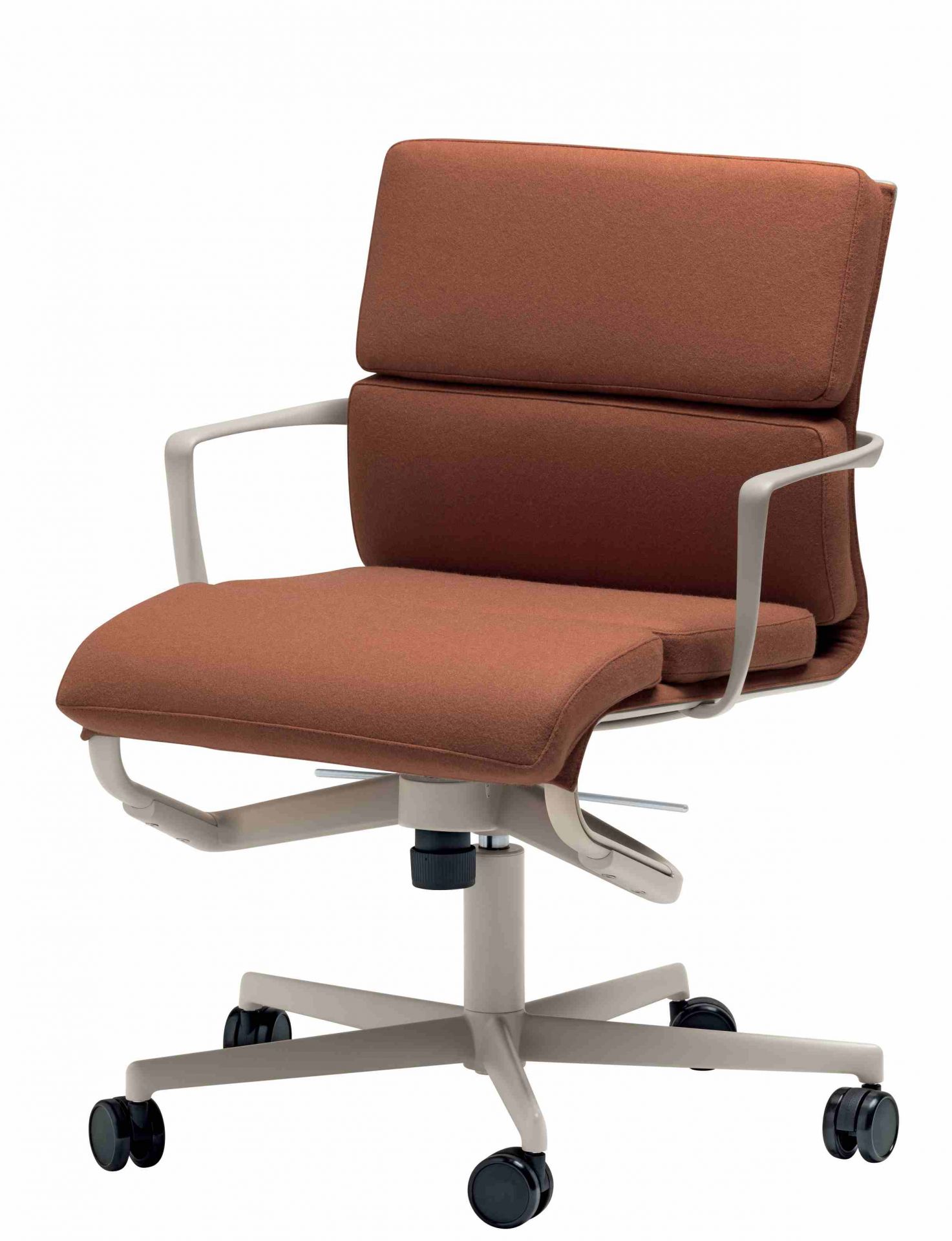 Rollingframe Drehstuhl mit braunem Stoffbezug und Rollen, ideal für Büro und Homeoffice.