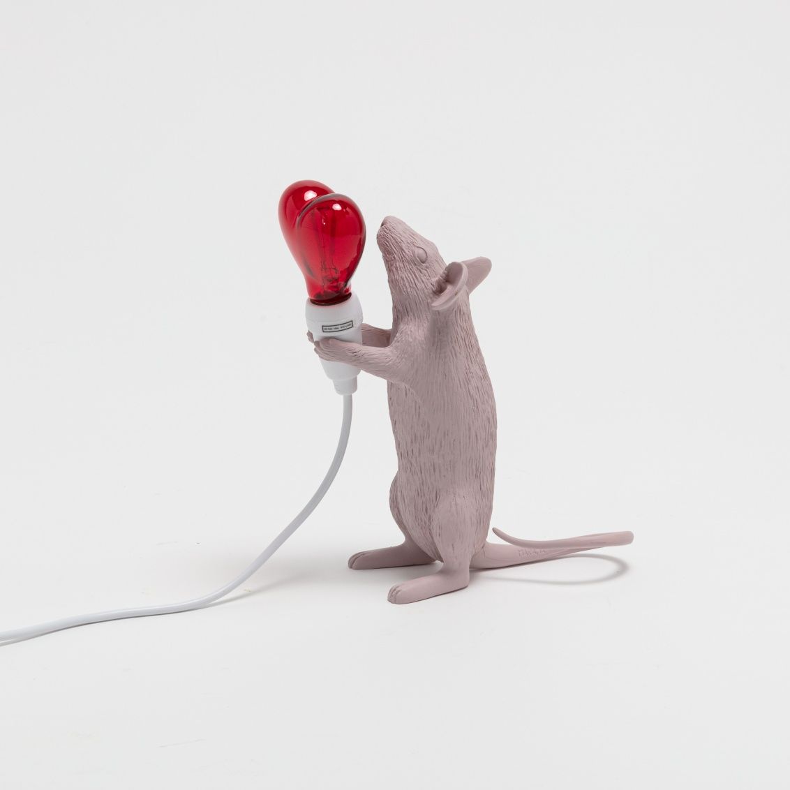 Seletti Mouse Lamp: Stehende Maus hält rote Glühbirne, moderne Tischleuchte für Nachttisch.