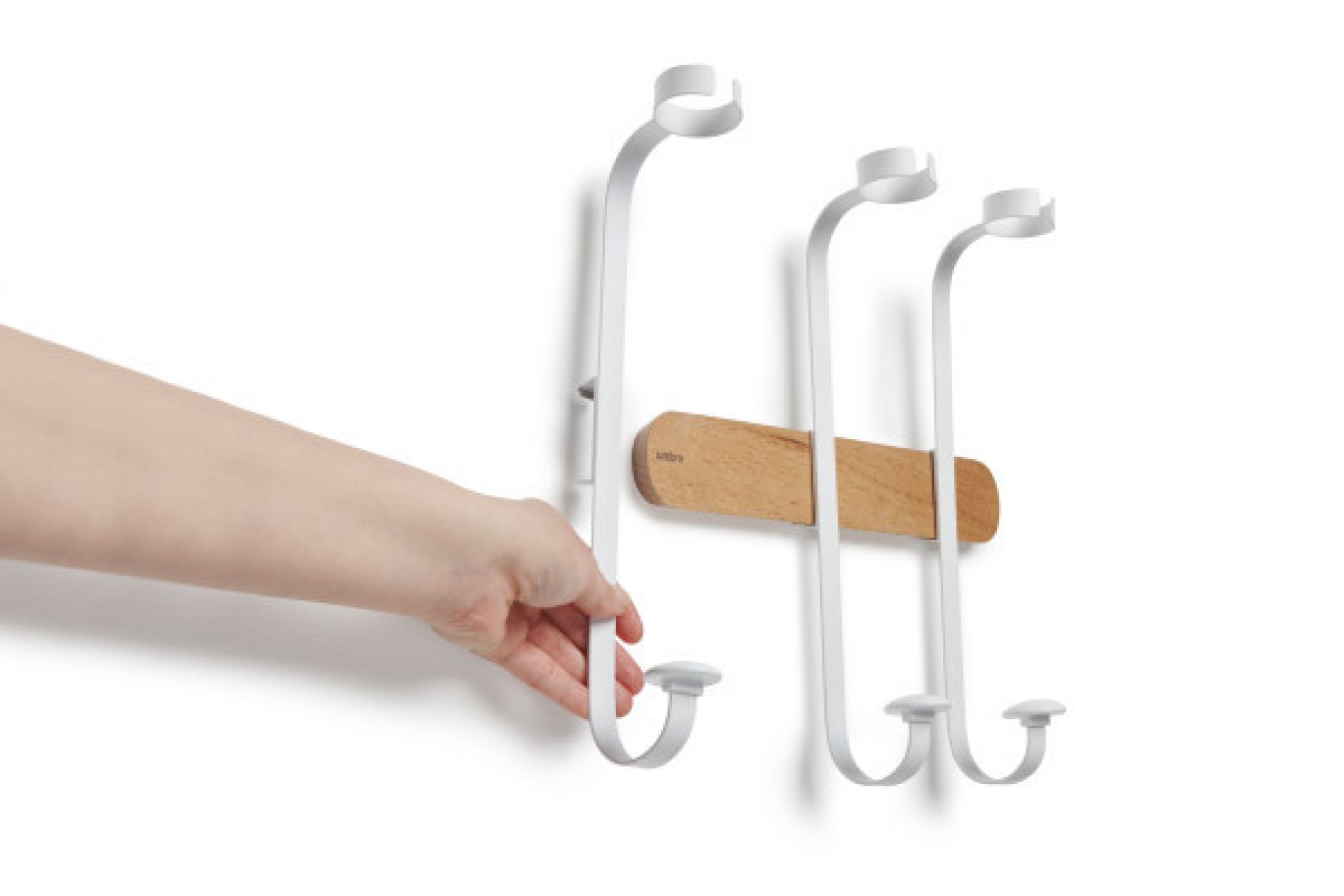 Umbra Showvino Weinhalterung: Weiße, moderne Weinregal-Halterung aus Metall und Holz zur Wandmontage. Hand hält Halterung.