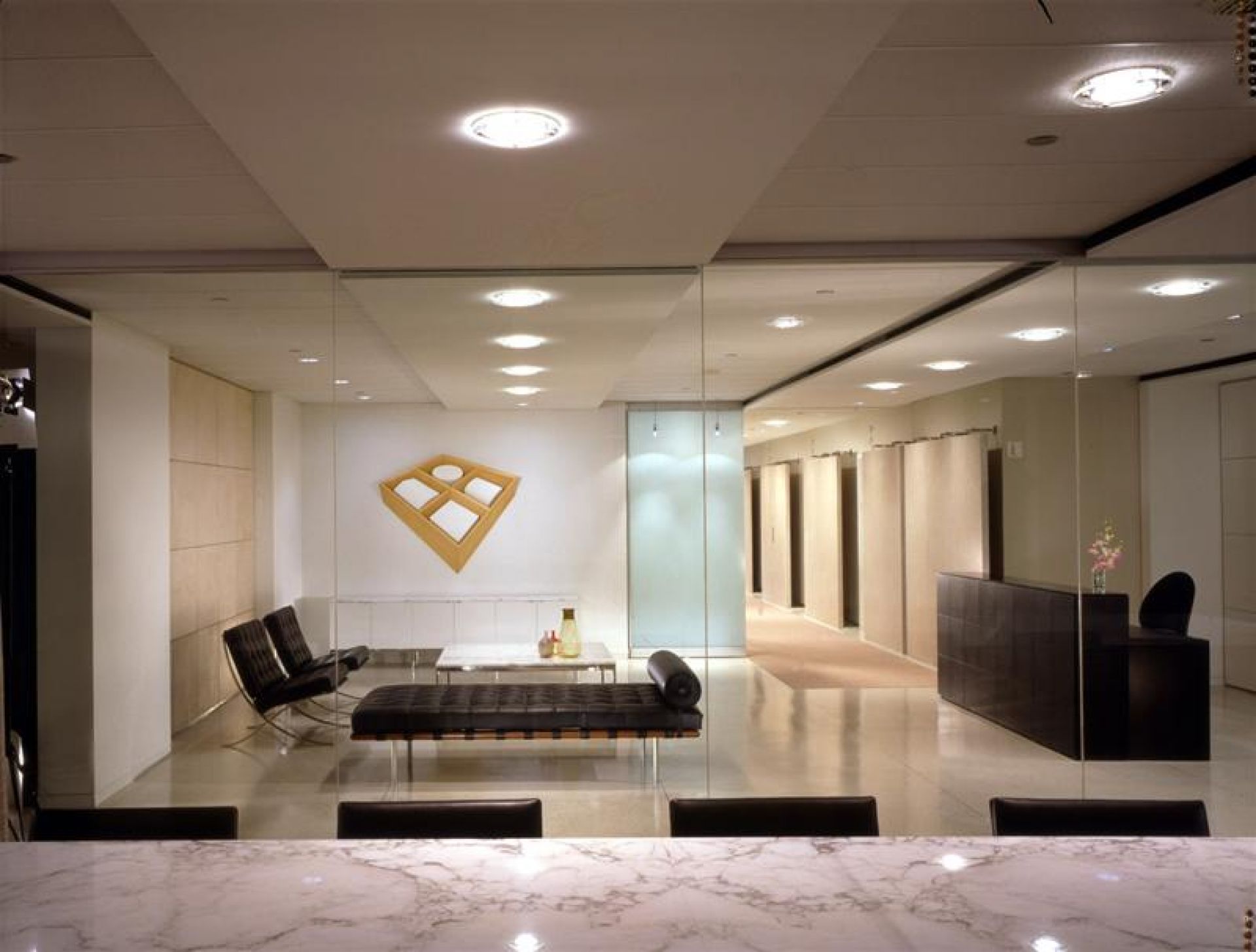 Innenaufnahme mit schwarzer Barcelona Liege von Knoll International im modernen Büro.