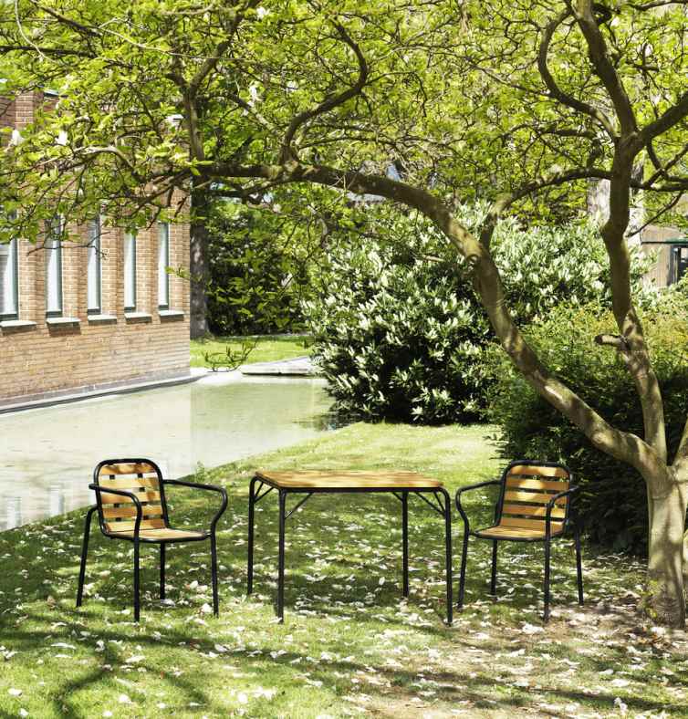 Vig Armchair Wood Armlehnstuhl von Normann Copenhagen als Outdoor Sitzgruppe im Garten.
