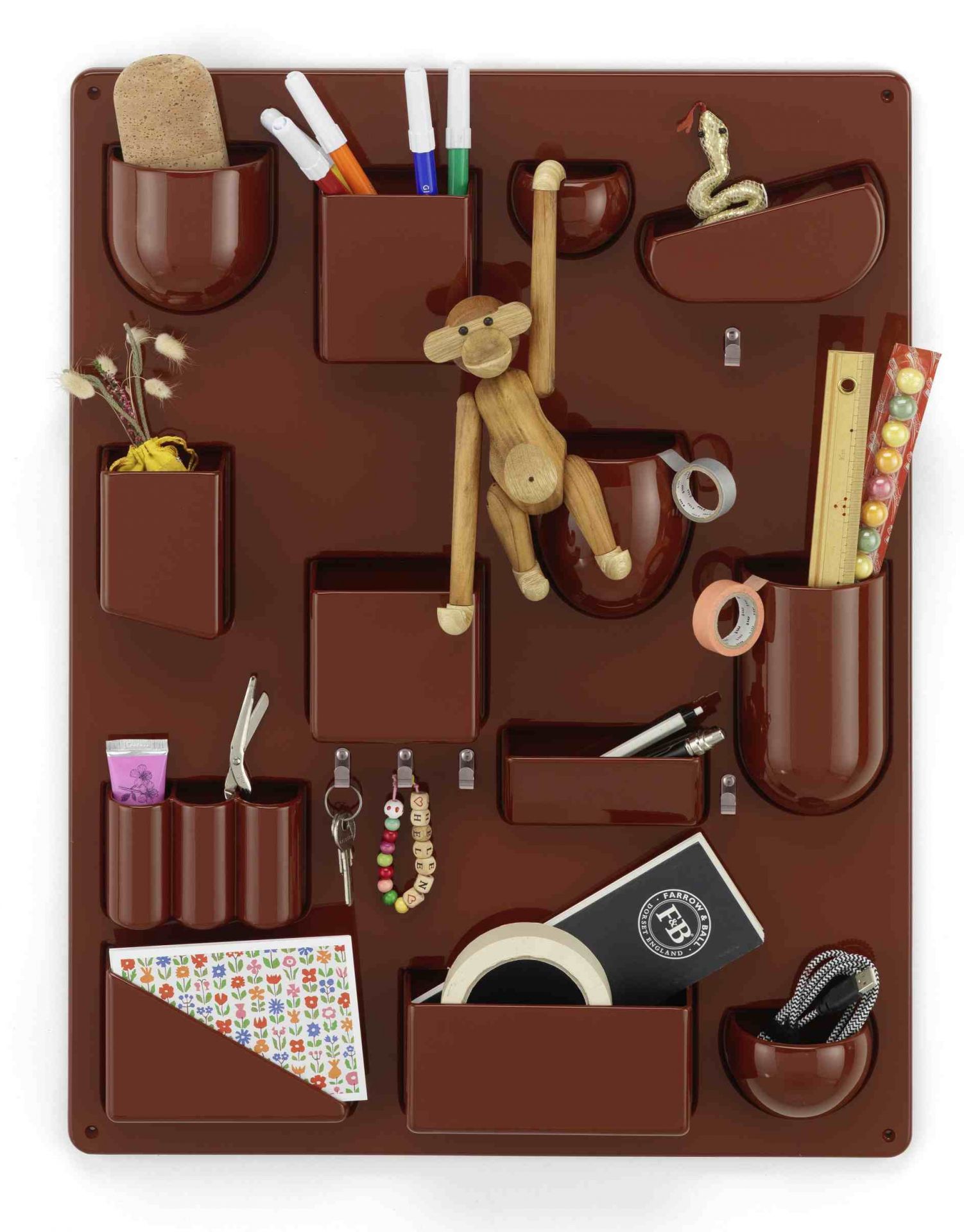 Braunes Uten.Silo Wand-Ordnungssystem von Vitra mit Fächern, gefüllt mit Büroartikeln, Spielzeug und Dekoration, für eine organisierte Wandgestaltung.