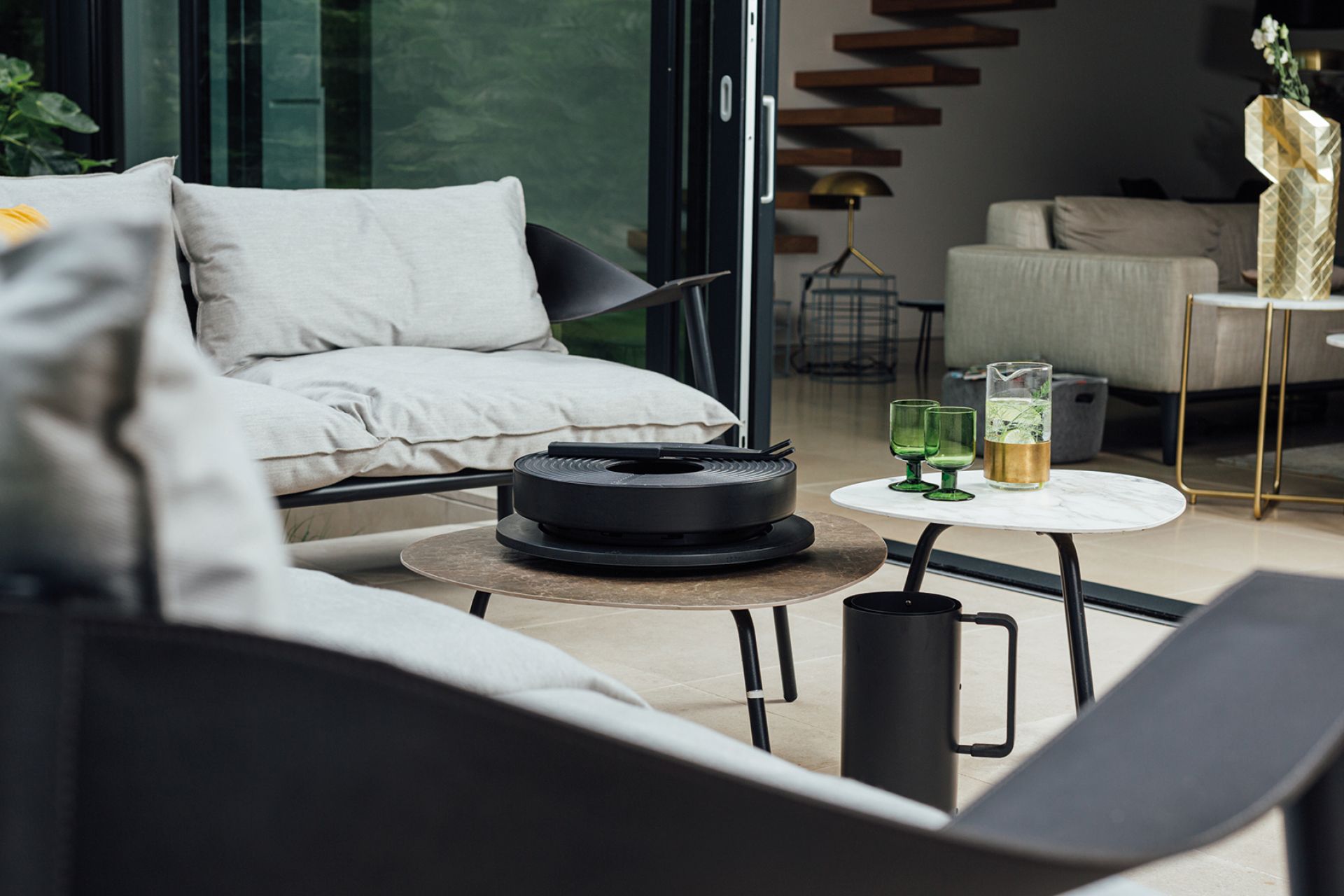 Tabl´O Tischgrill von Ofyr, ein kompakter Holzkohlegrill für den Tisch im modernen Design.