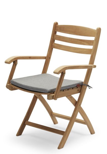 Selandia Armchair: Holzstuhl für den Außenbereich mit grauem Sitzkissen von Skagerak.