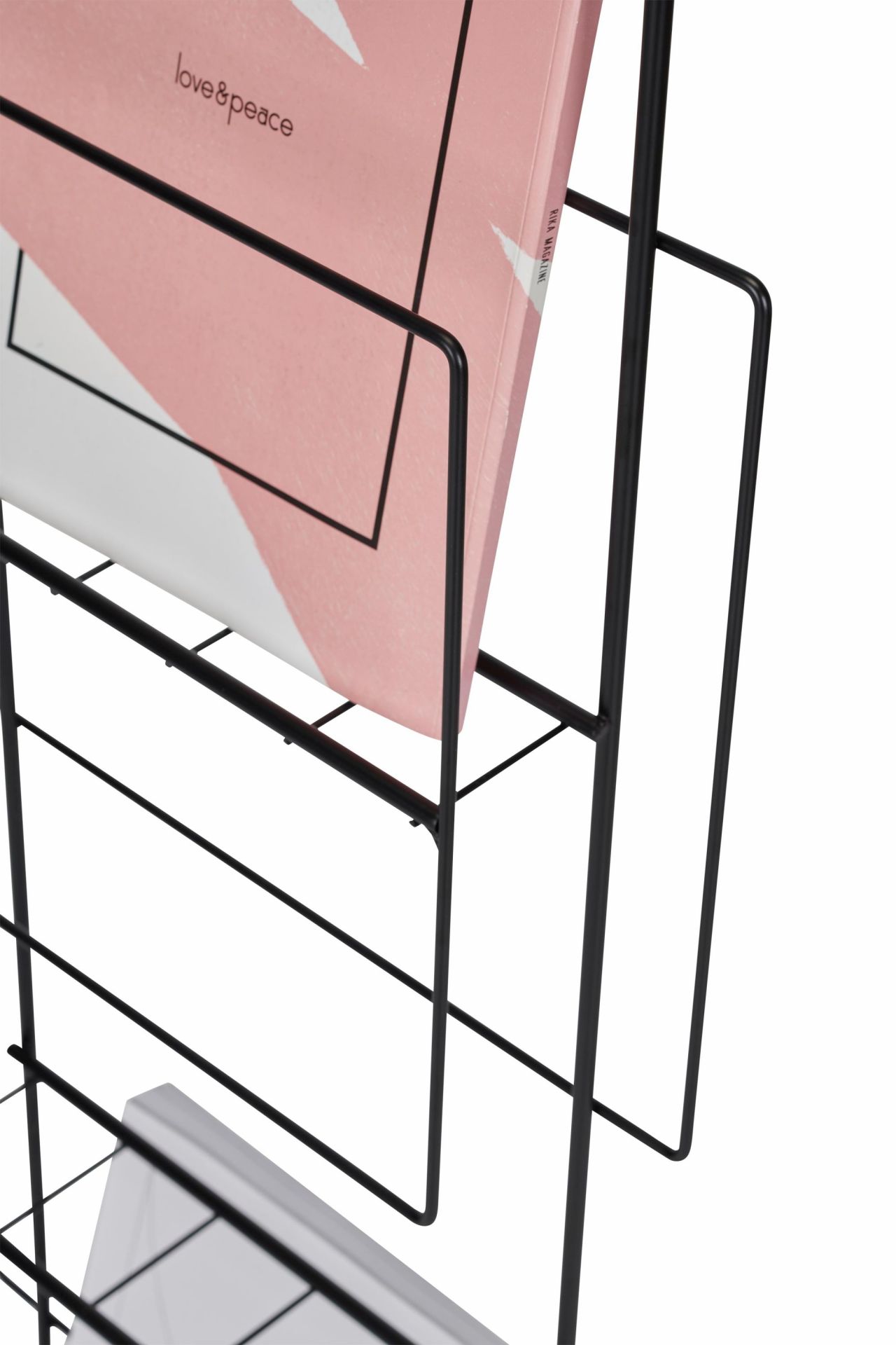 Detailaufnahme: Schwarzer Schönbuch Revue Zeitungsständer mit Magazinen und Prospekten. Modernes Design für Wohnzimmer und Büro.