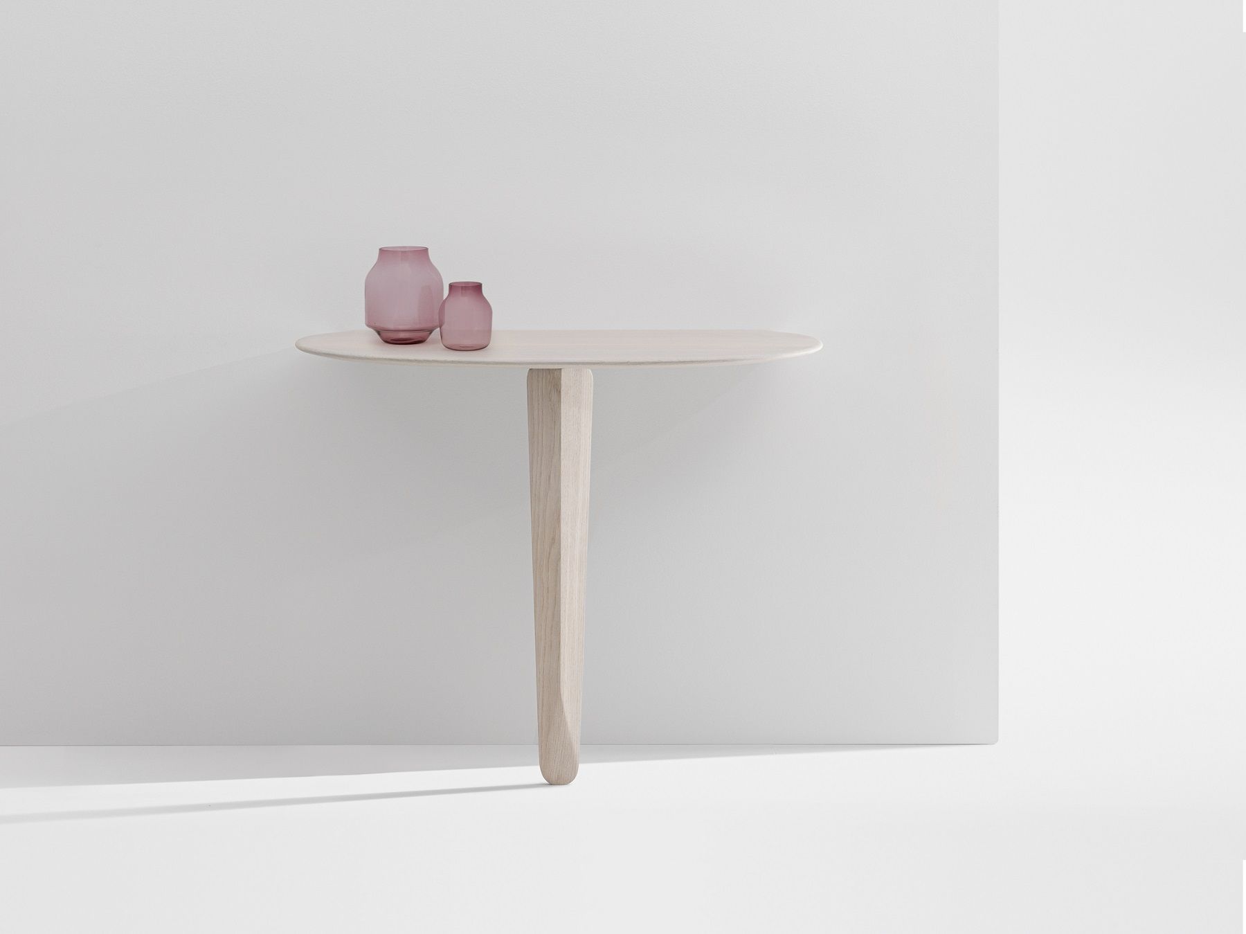 Kuyu Console Tisch: Symmetrischer Konsolentisch aus Holz mit zwei rosa Vasen als Dekoration.